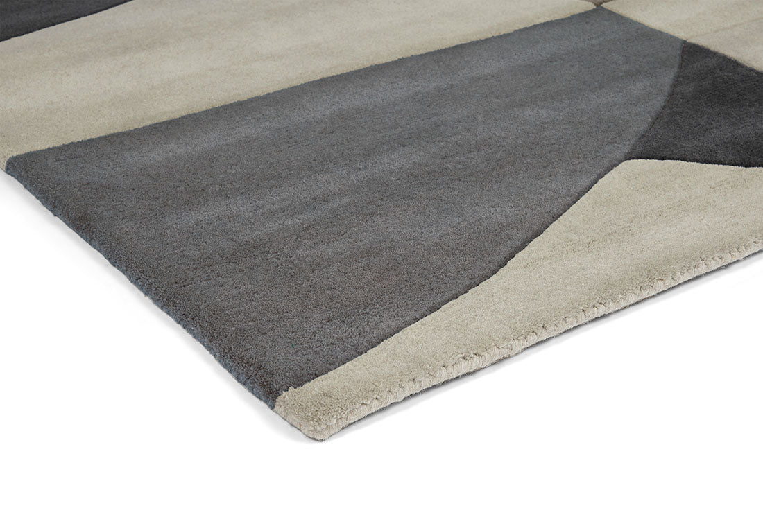 Harlequin rug with a grey abstract-geometric pattern
