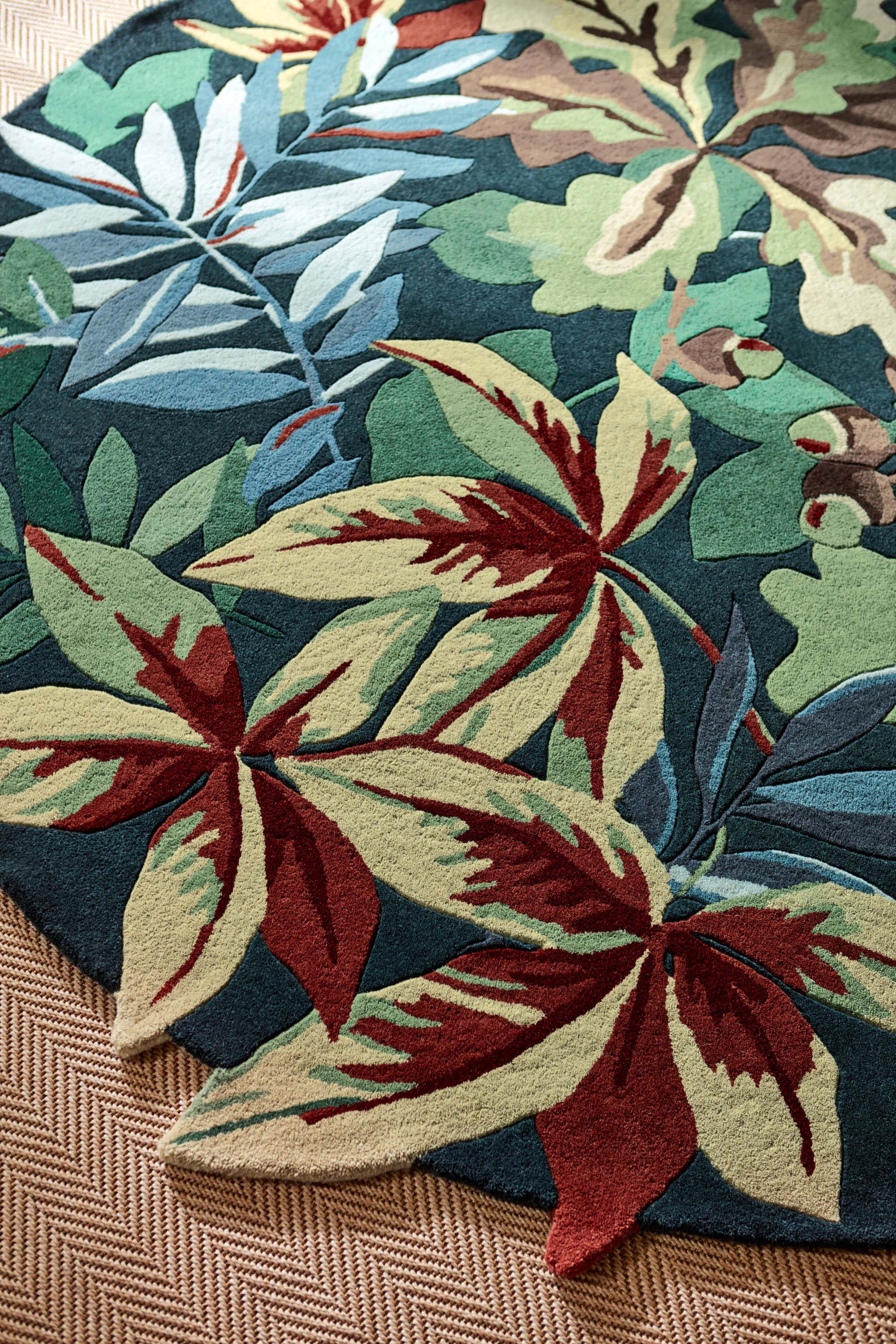 Circle floral rug with extruding pattern in blue and natural tones