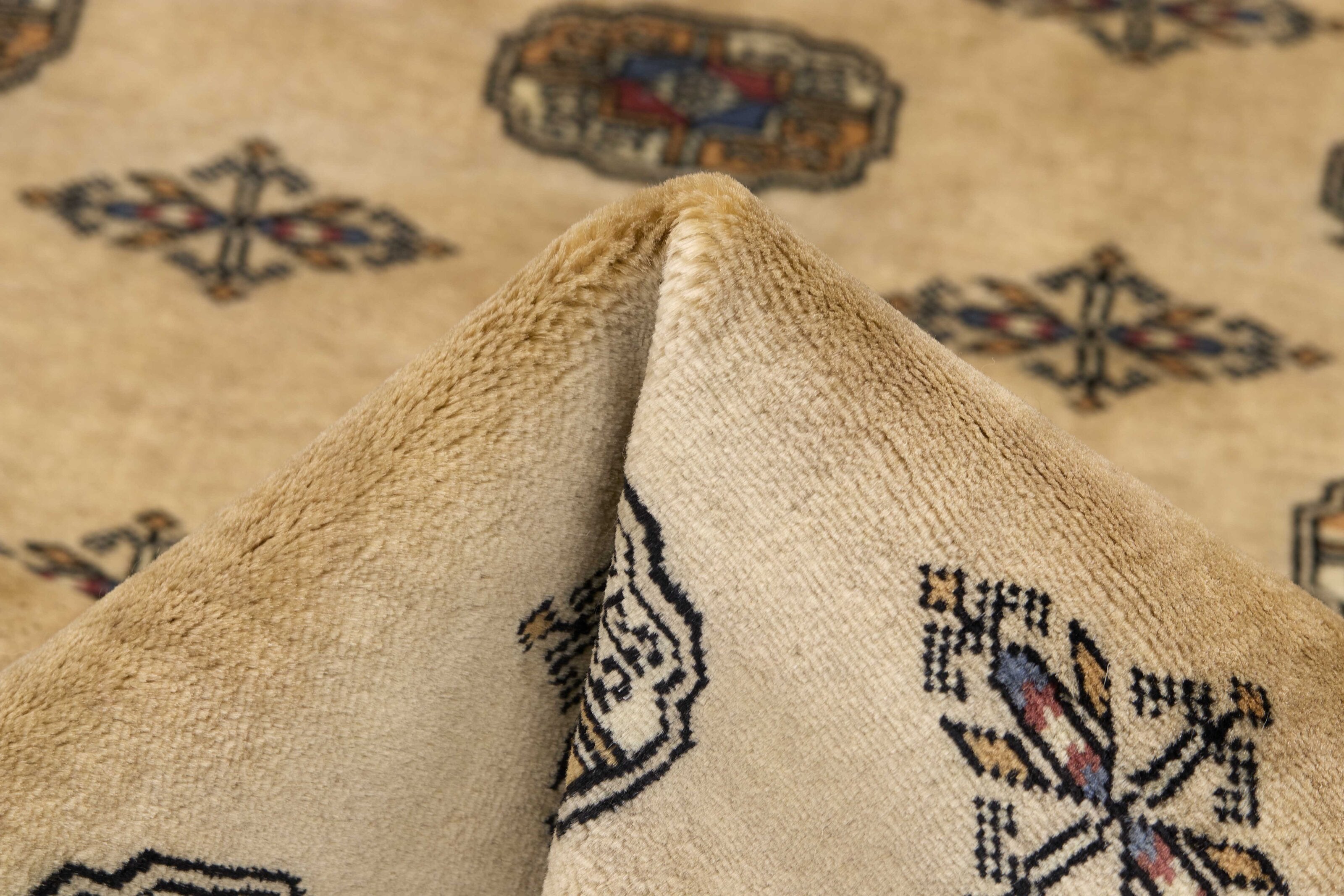 Beige Oriental rug with traditional bordered pattern