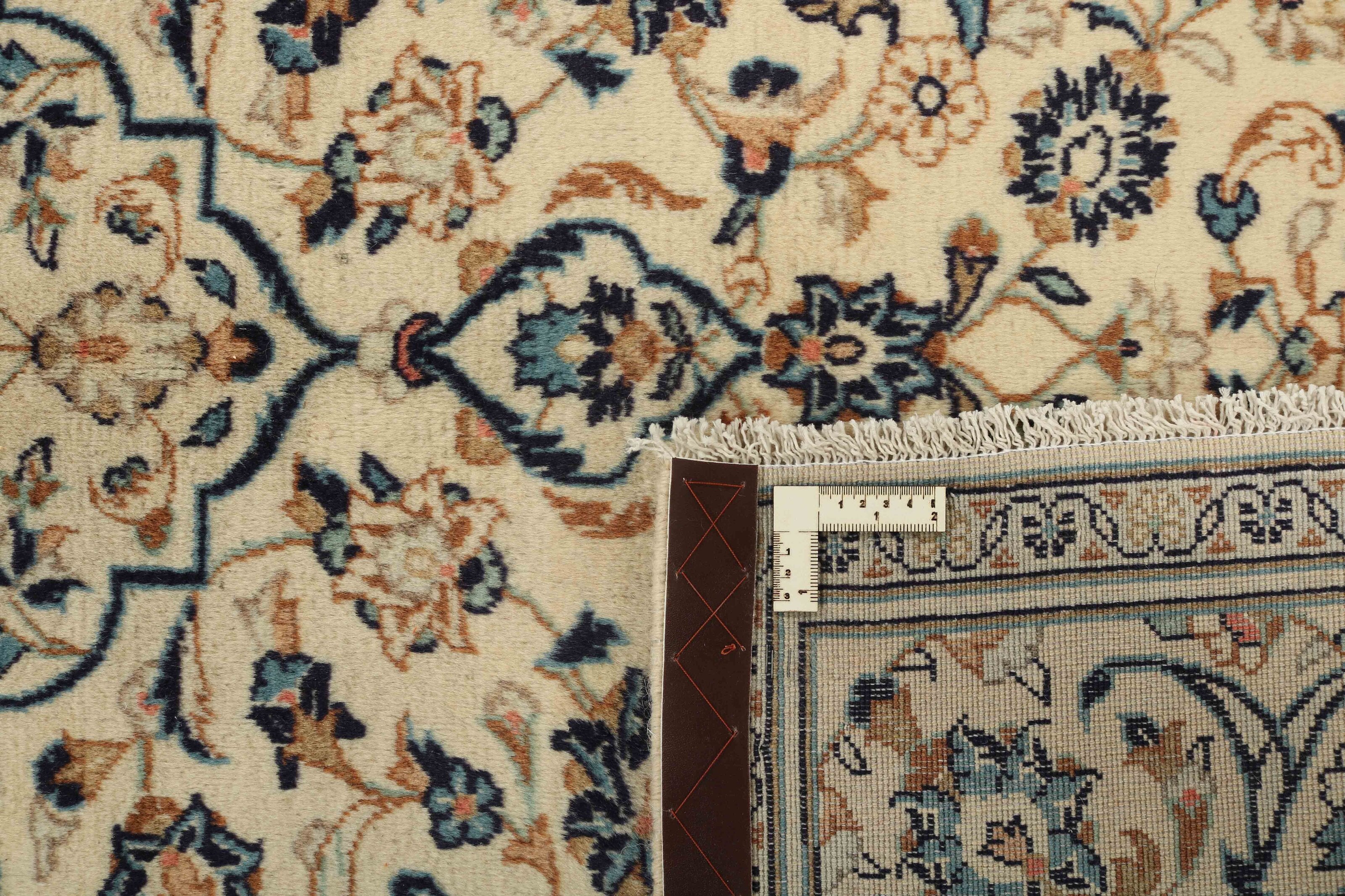 Traditional bordered Keshan rug with cream background