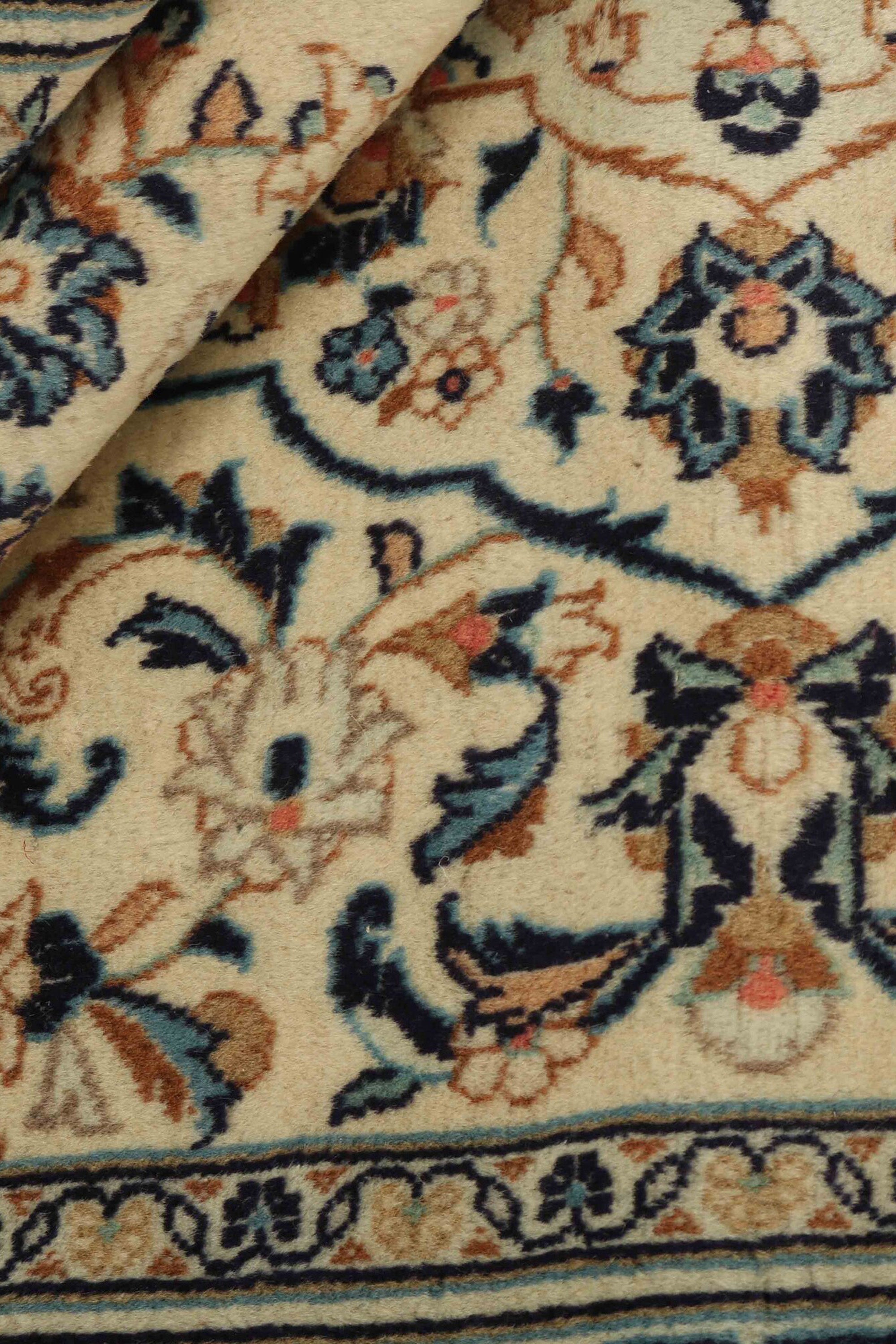 Traditional bordered Keshan rug with cream background