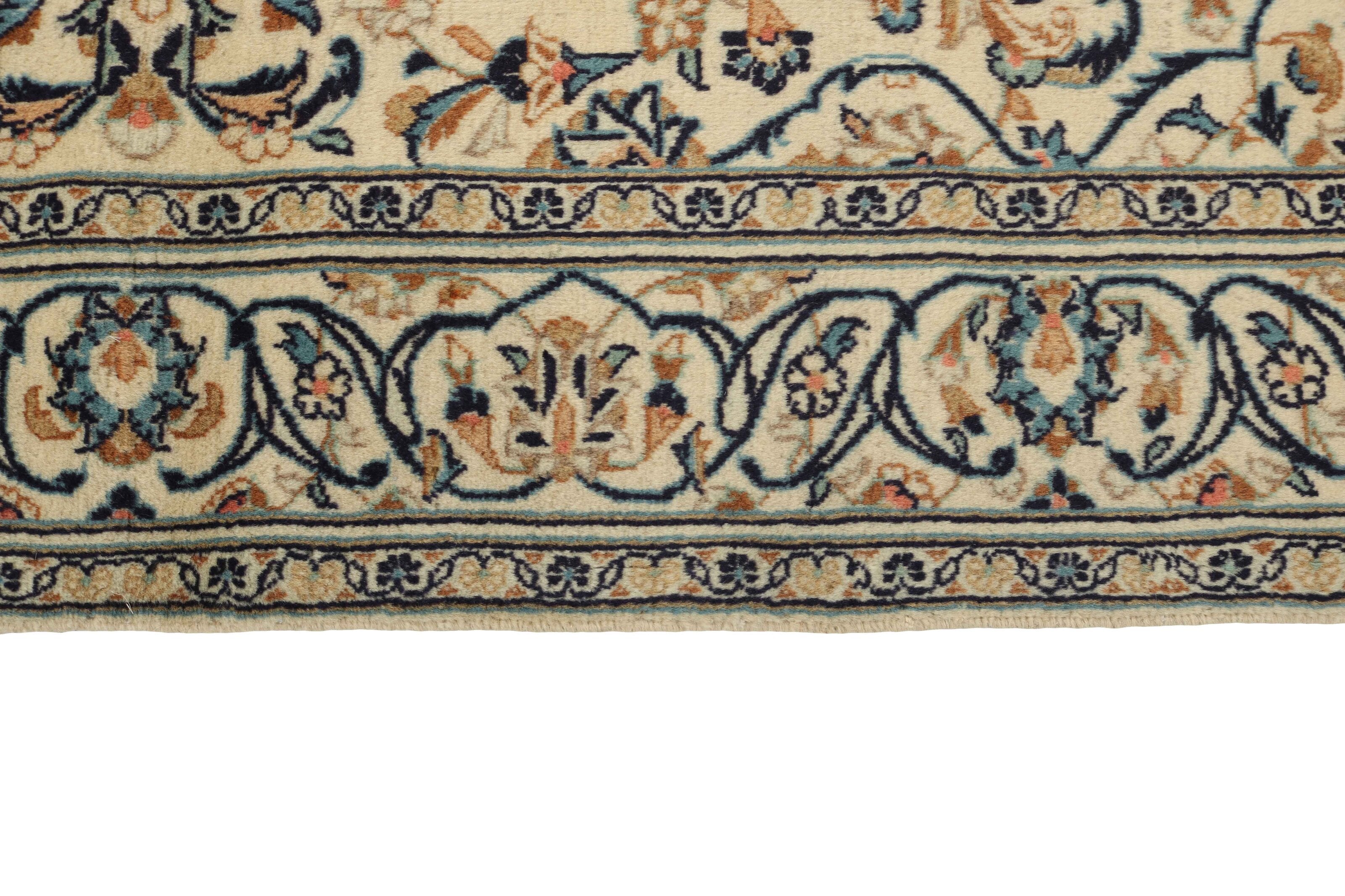 Traditional bordered Keshan rug with cream background