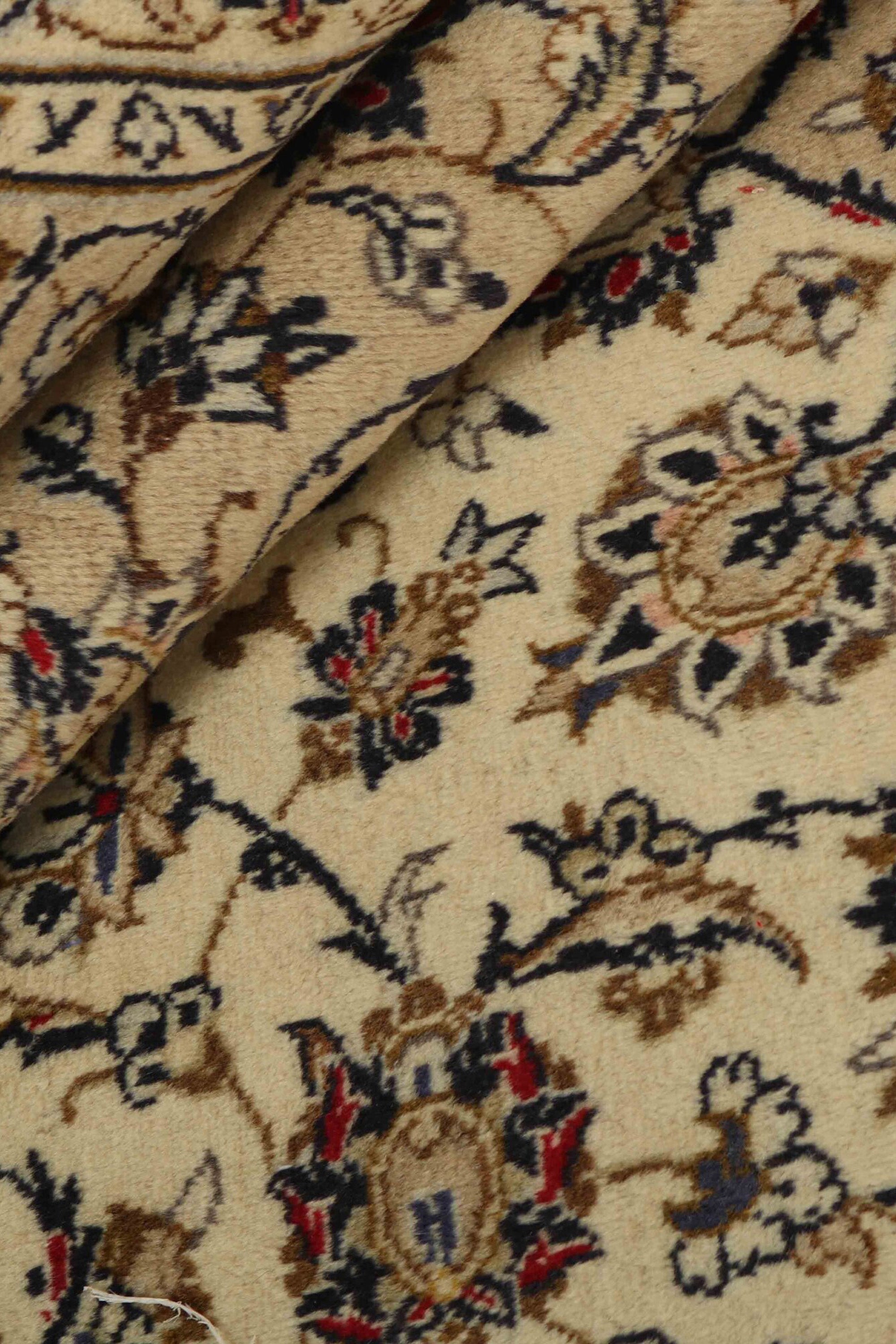 Traditional bordered Keshan rug with cream background