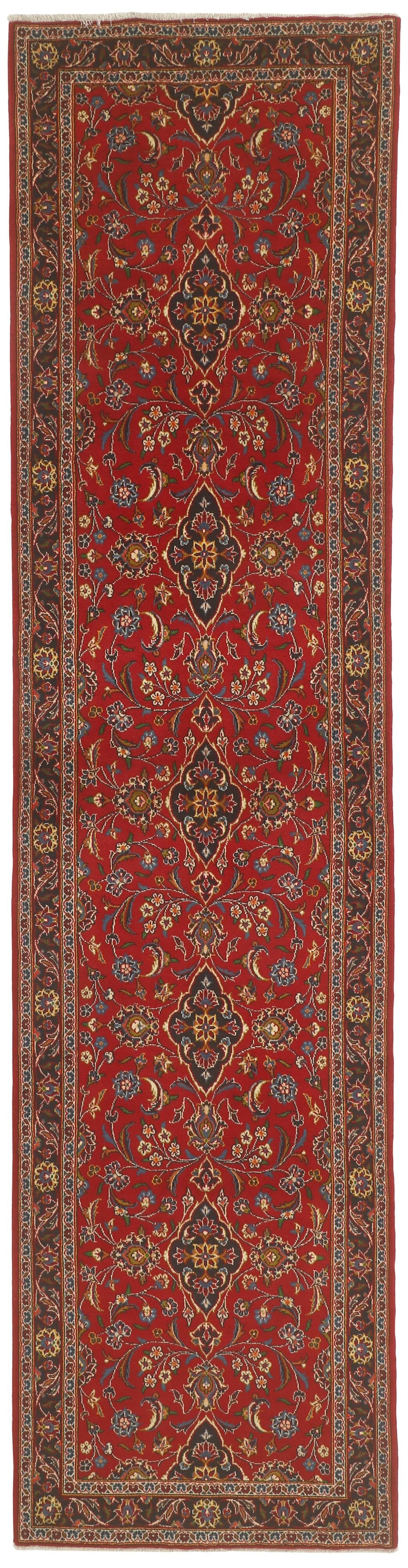 Traditional bordered Keshan rug with red background