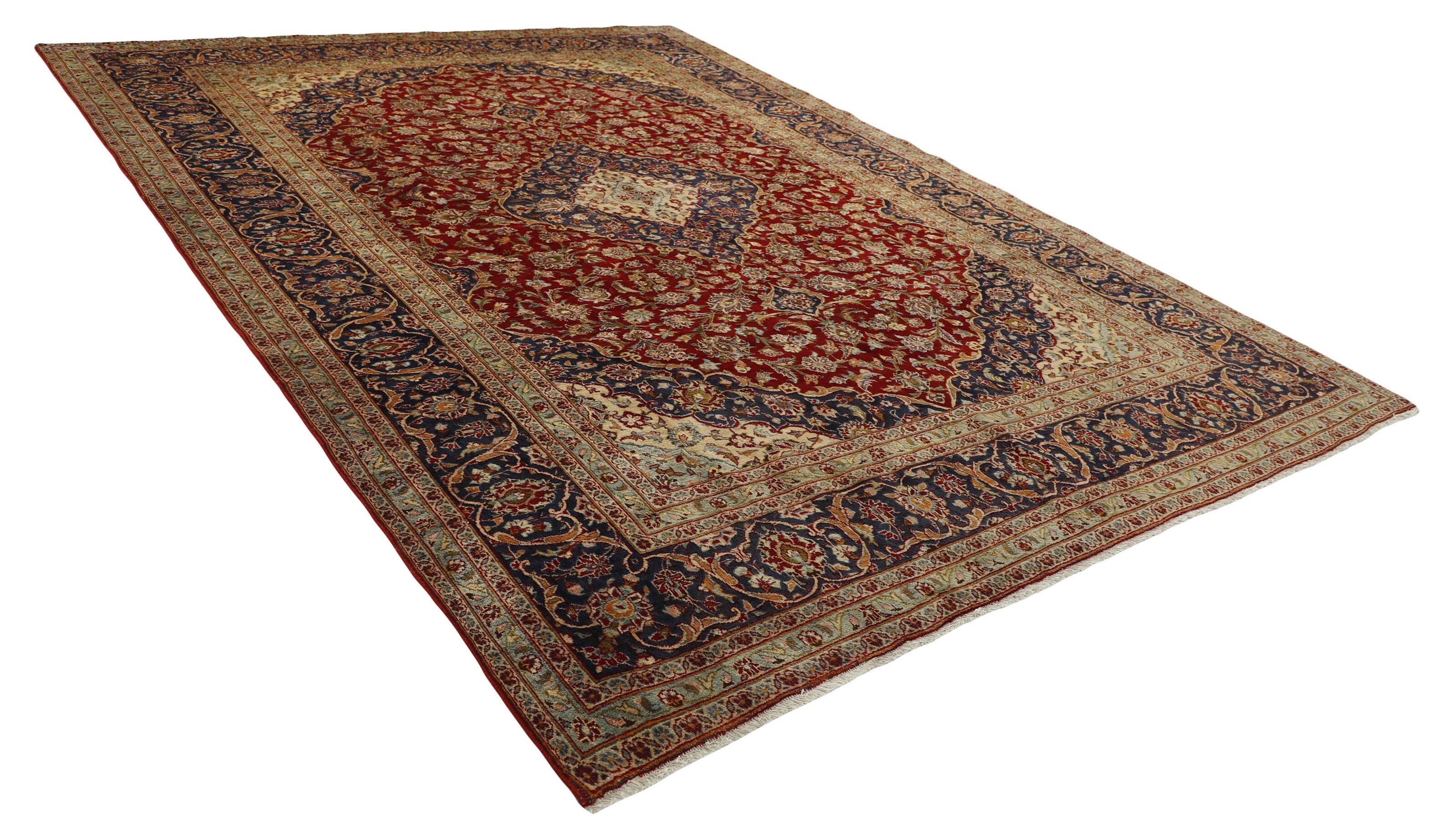 Traditional bordered Keshan rug with red background