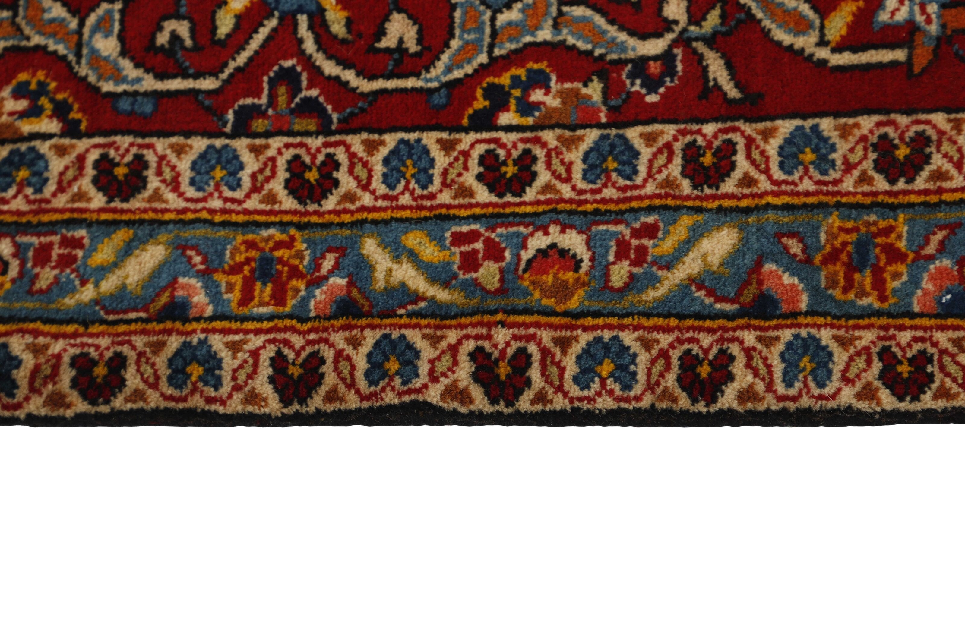 Traditional bordered Keshan rug with red background