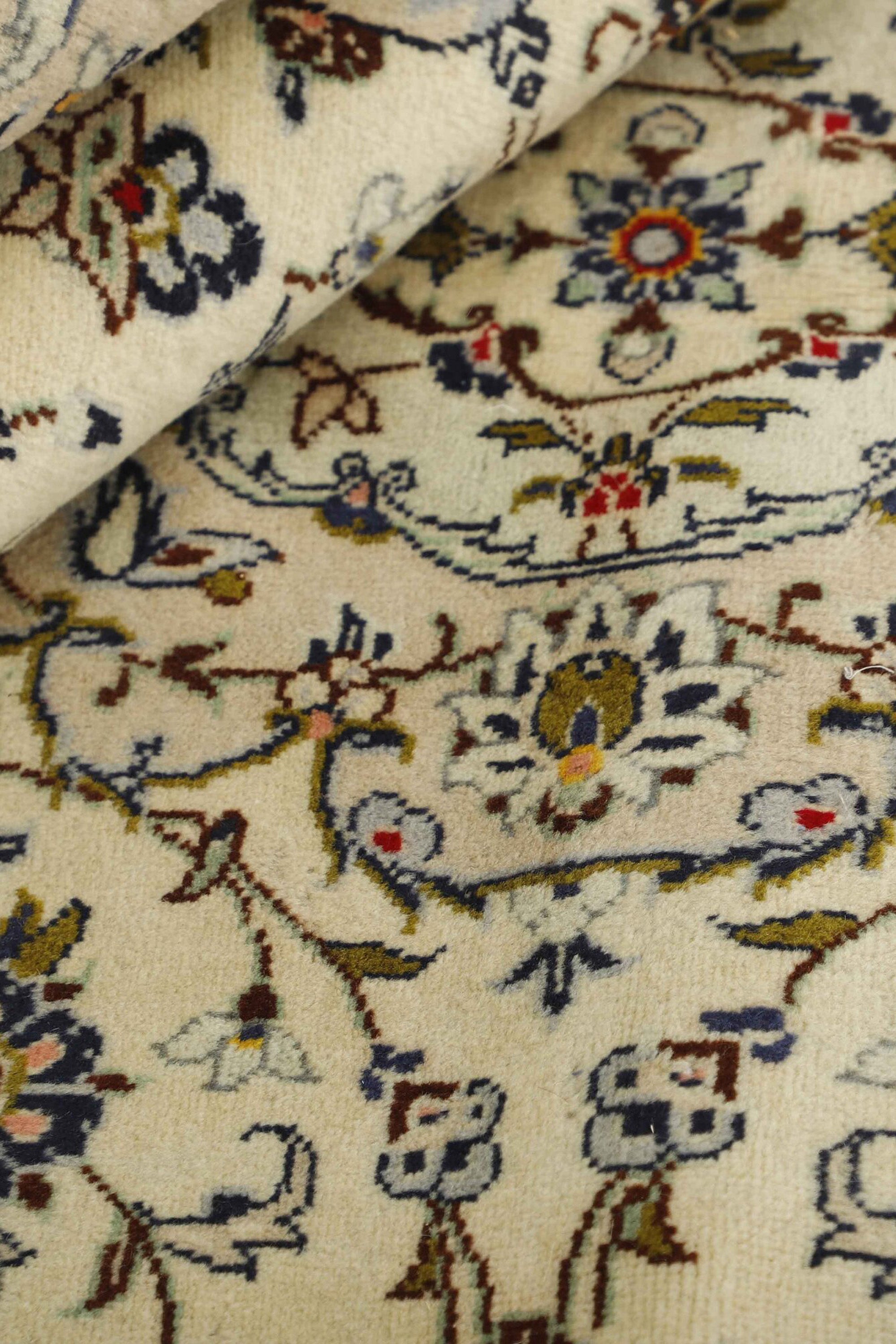 Traditional bordered Keshan rug with cream background