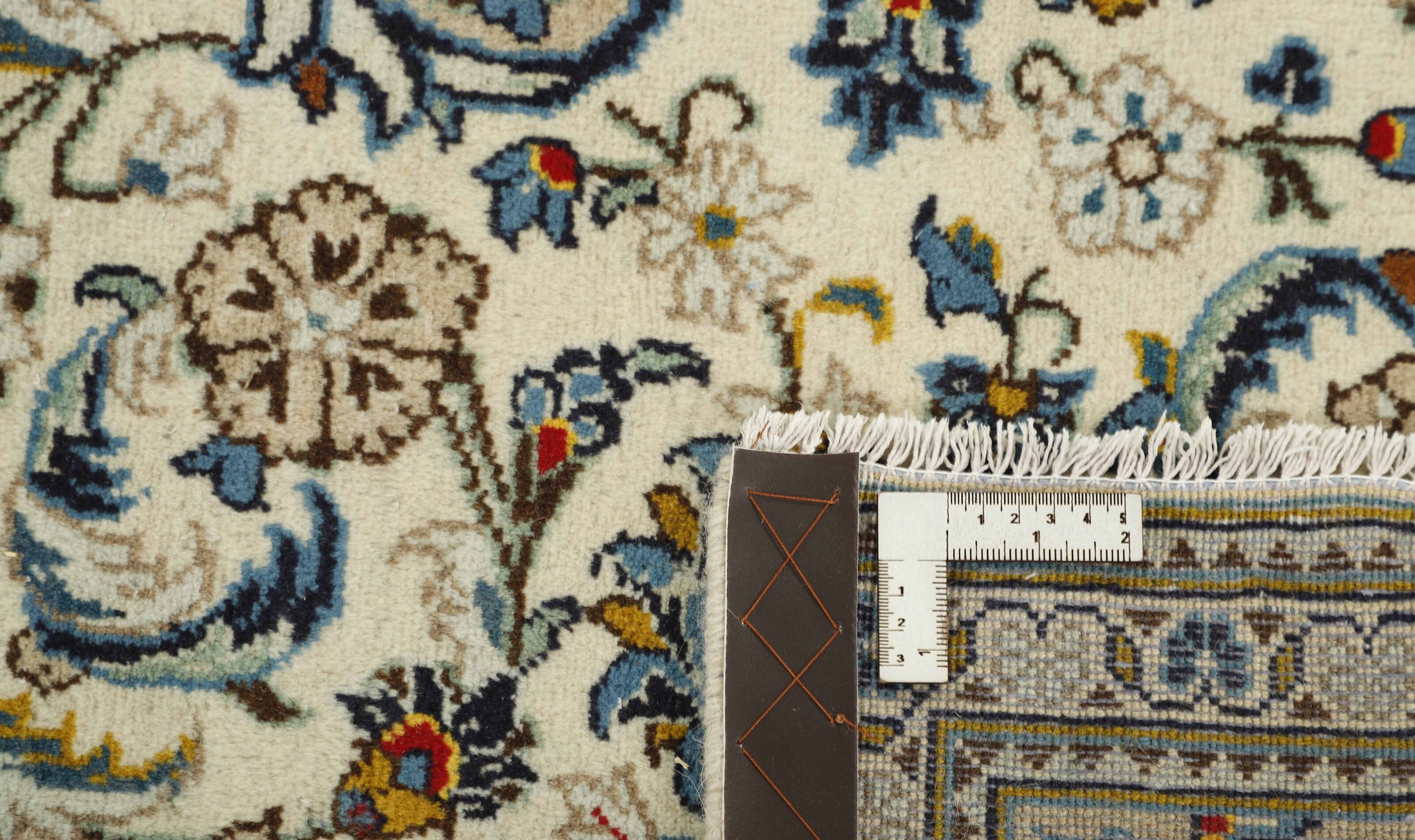Traditional bordered Keshan rug with cream background