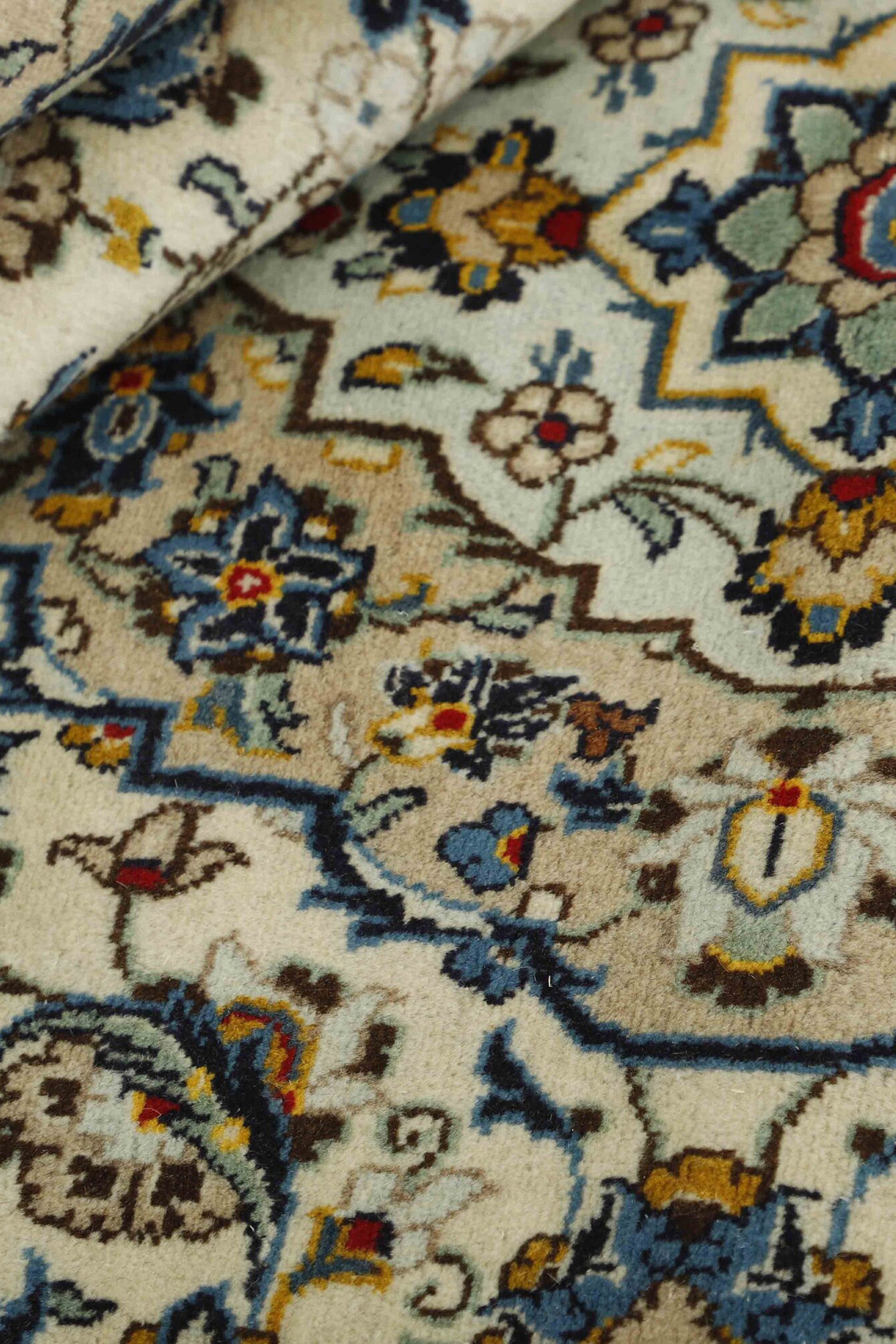Traditional bordered Keshan rug with cream background