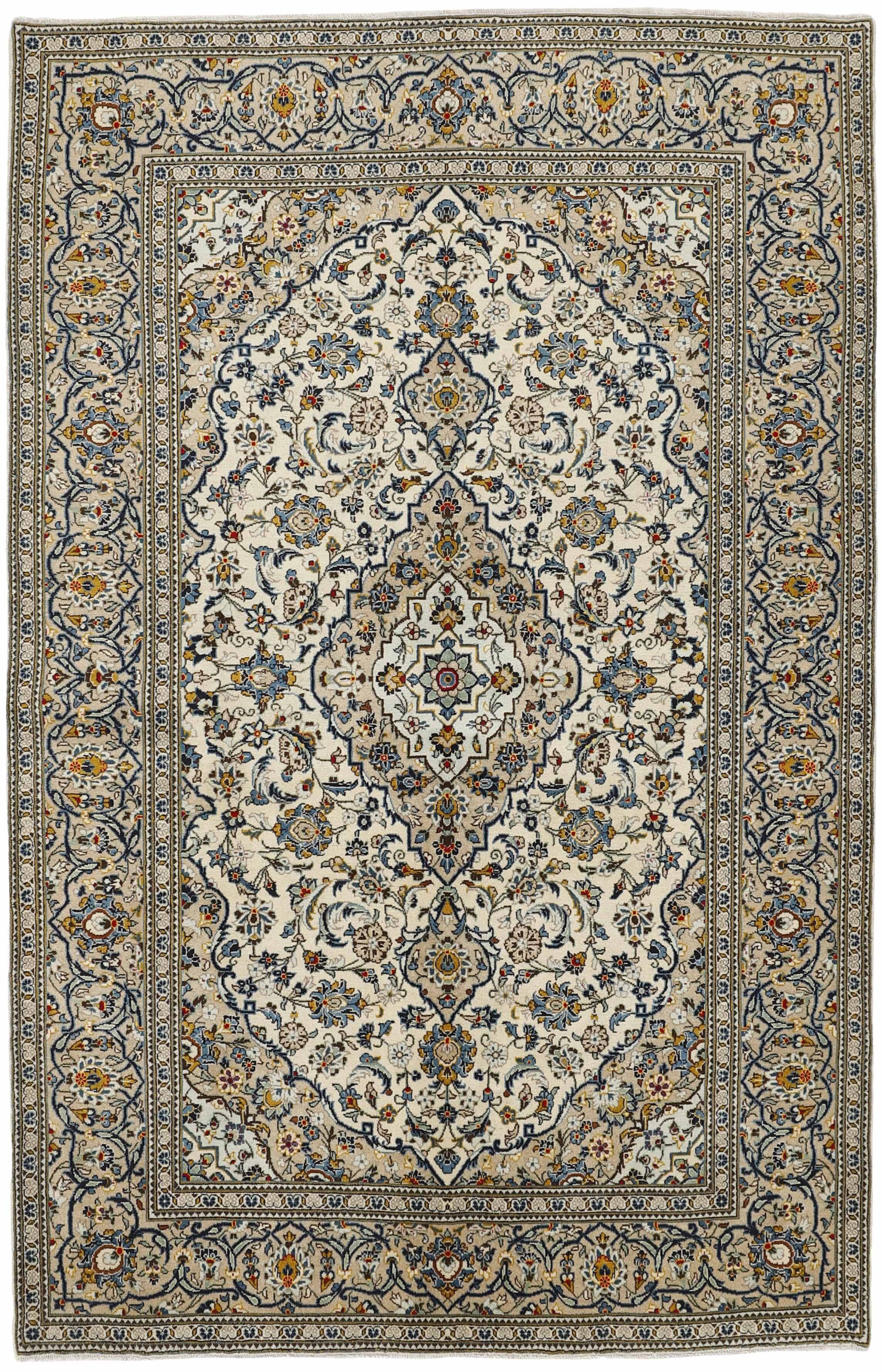 Traditional bordered Keshan rug with cream background