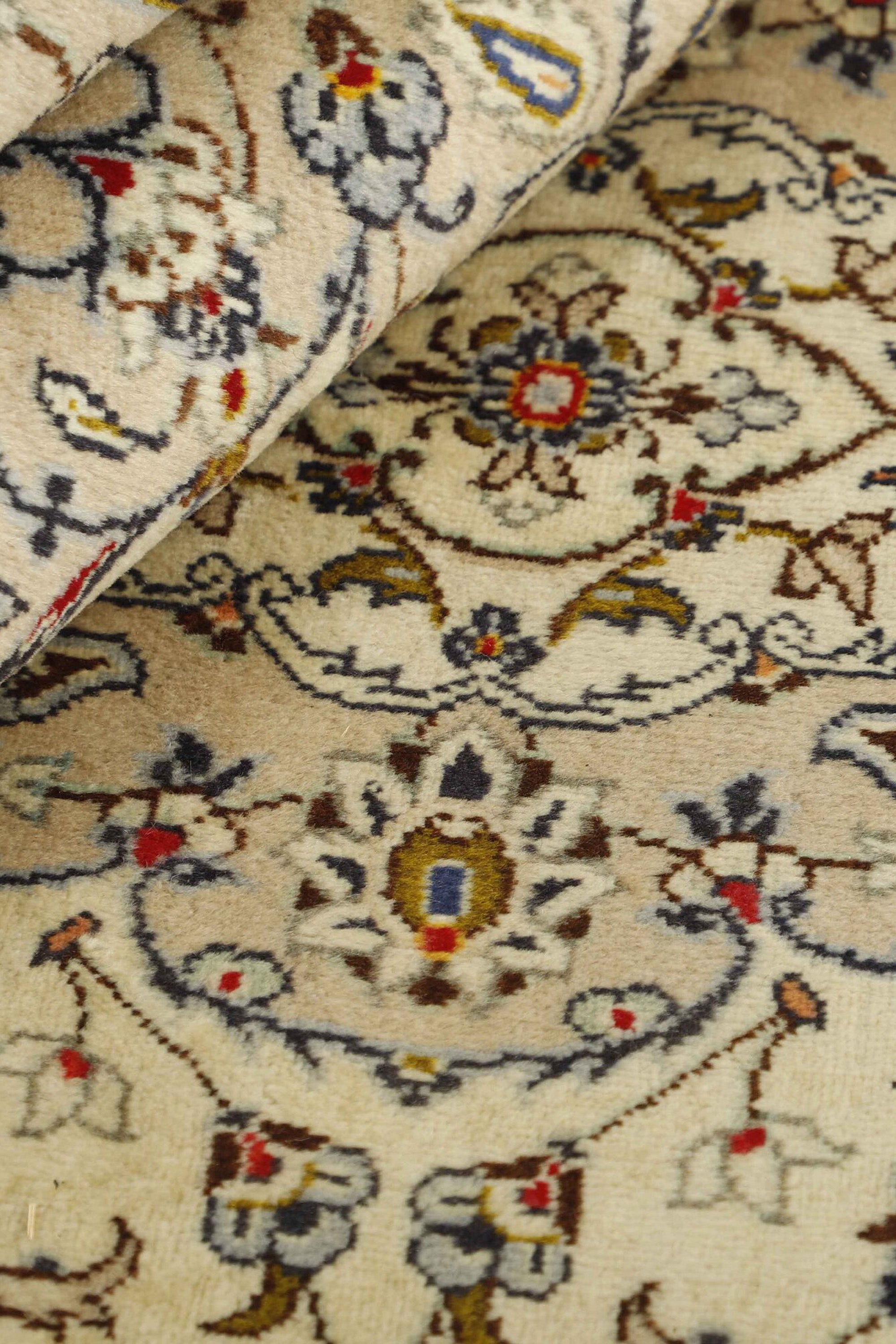 Traditional bordered Keshan rug with cream background