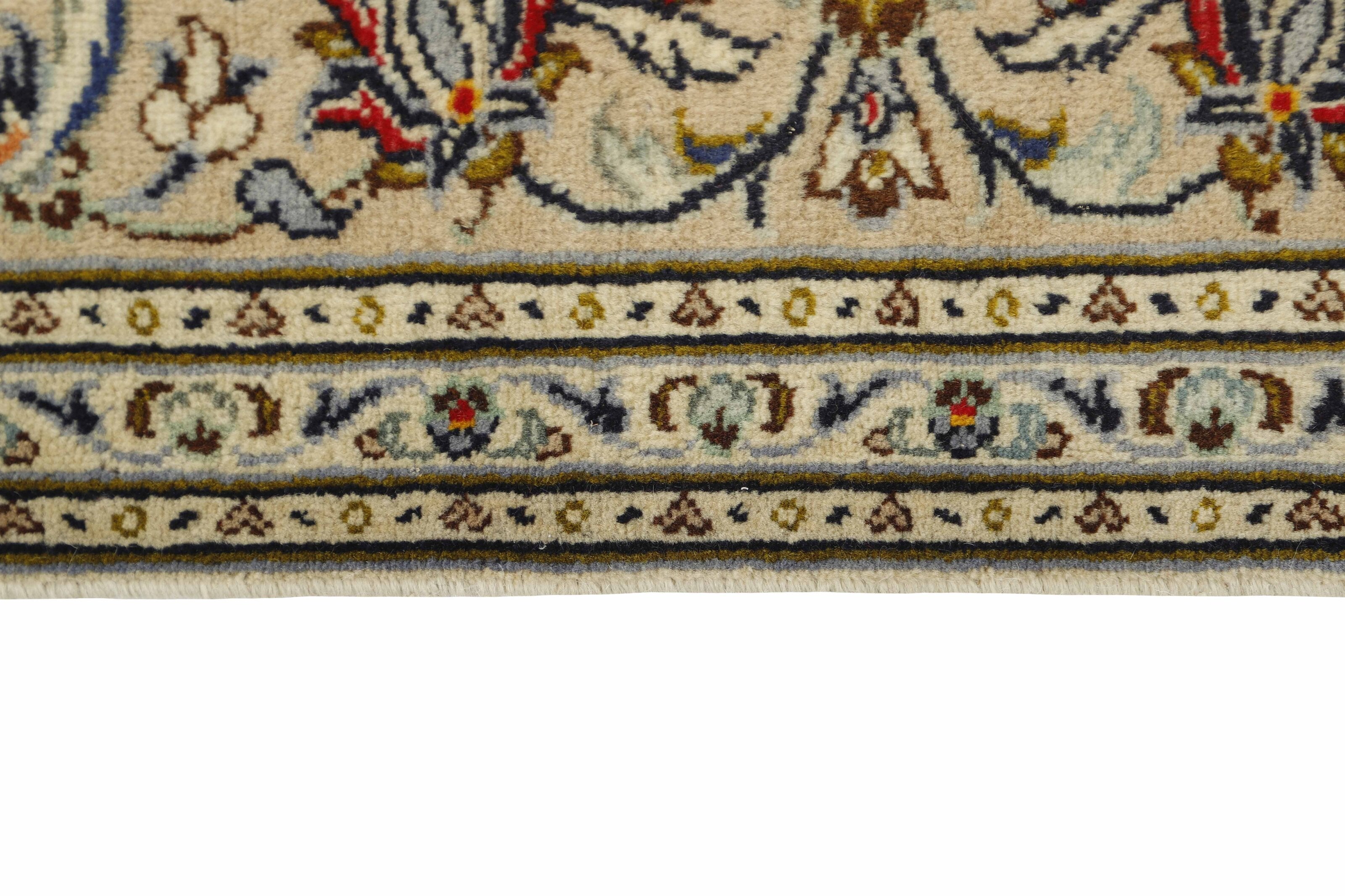 Traditional bordered Keshan rug with cream background