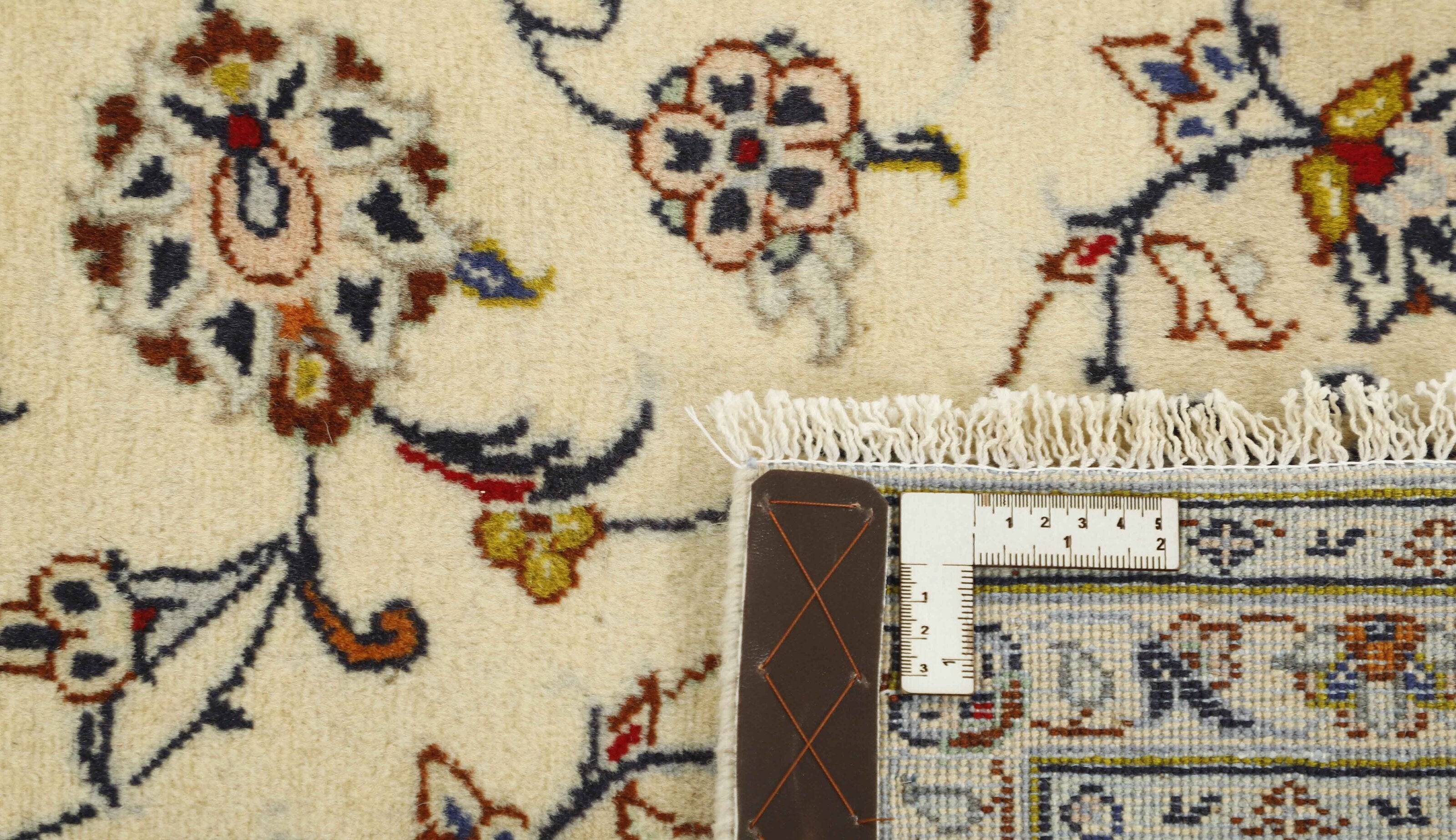 Traditional bordered Keshan rug with cream background