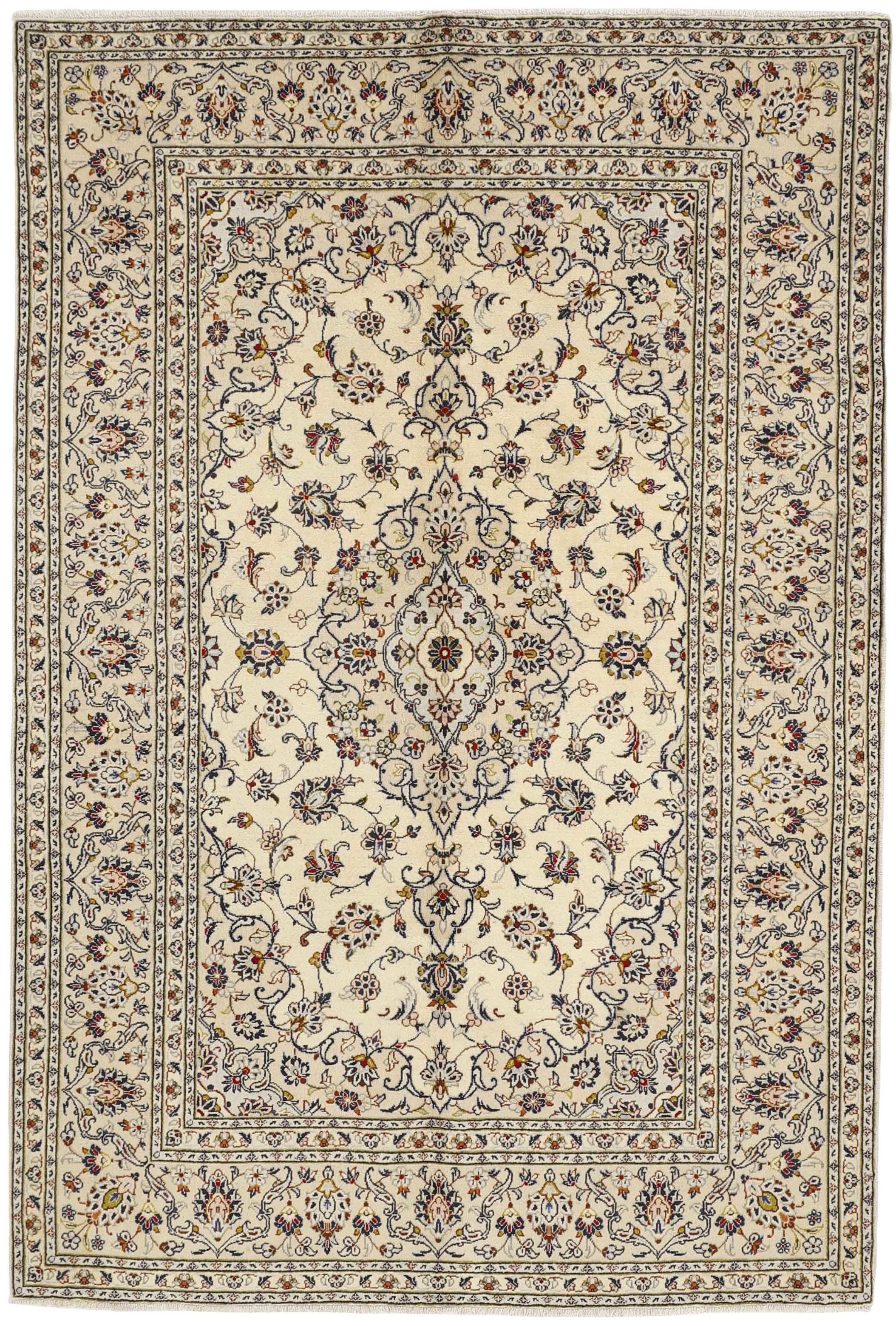 Traditional bordered Keshan rug with cream background