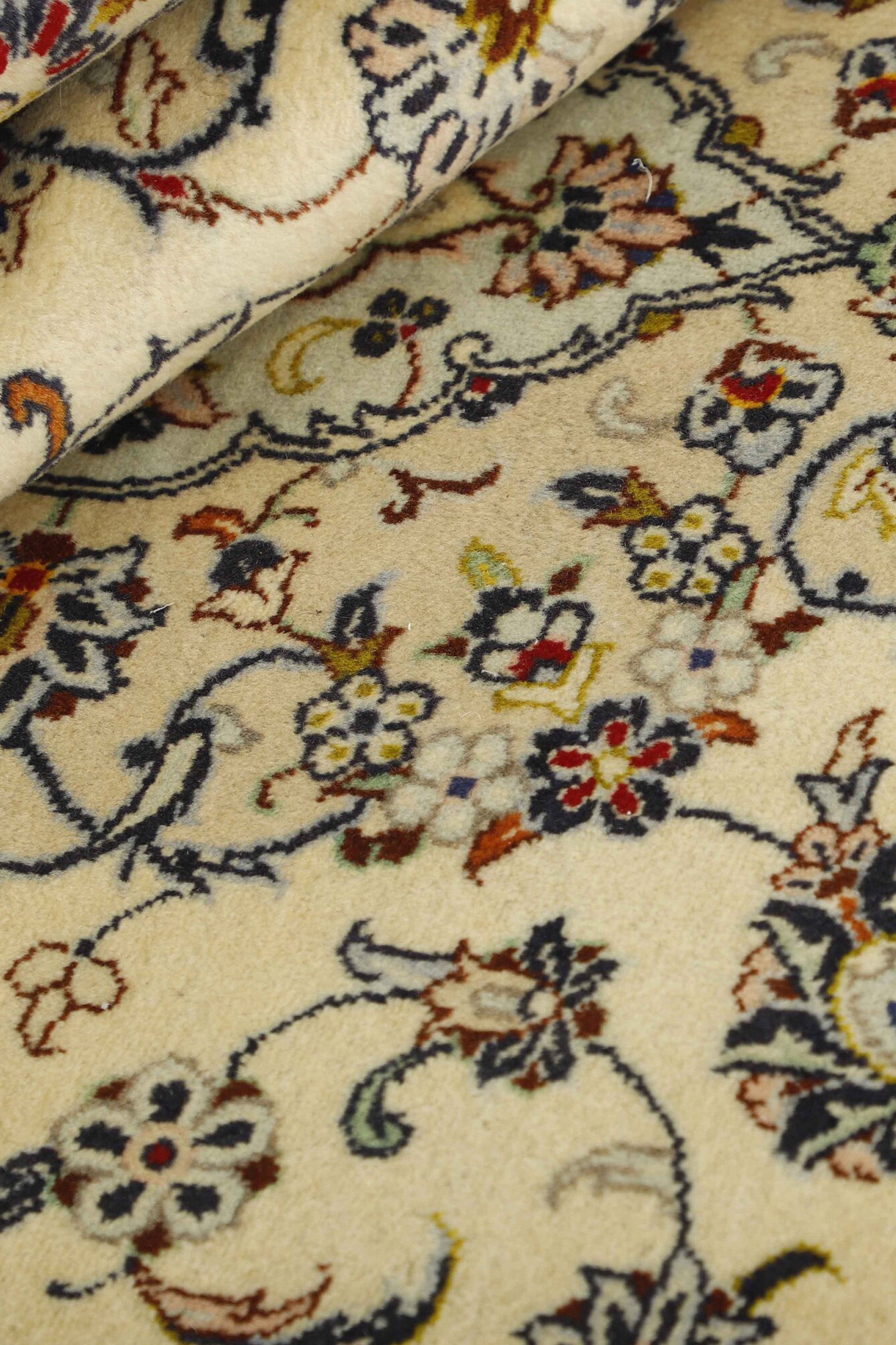 Traditional bordered Keshan rug with cream background