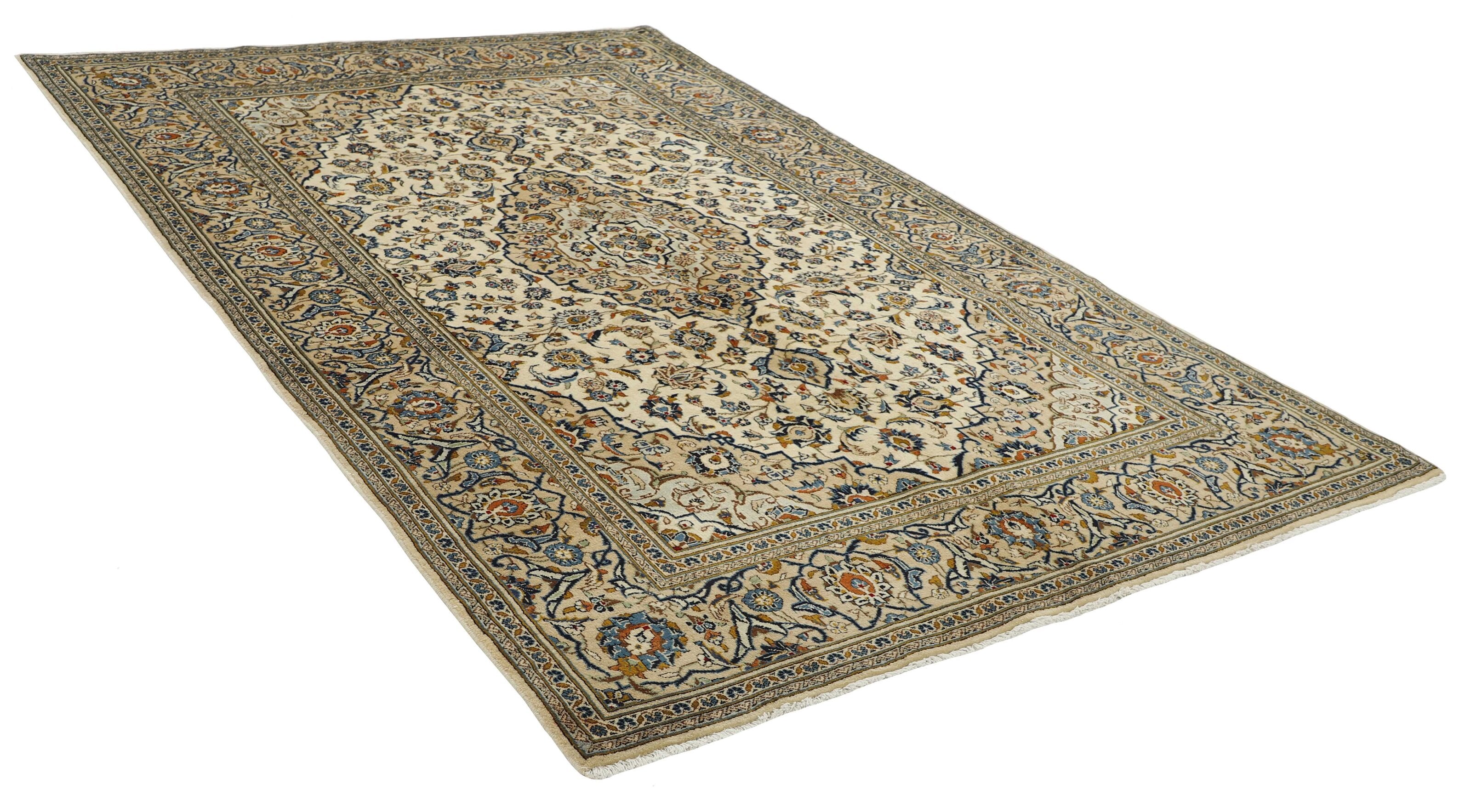 Traditional bordered Keshan rug with cream background