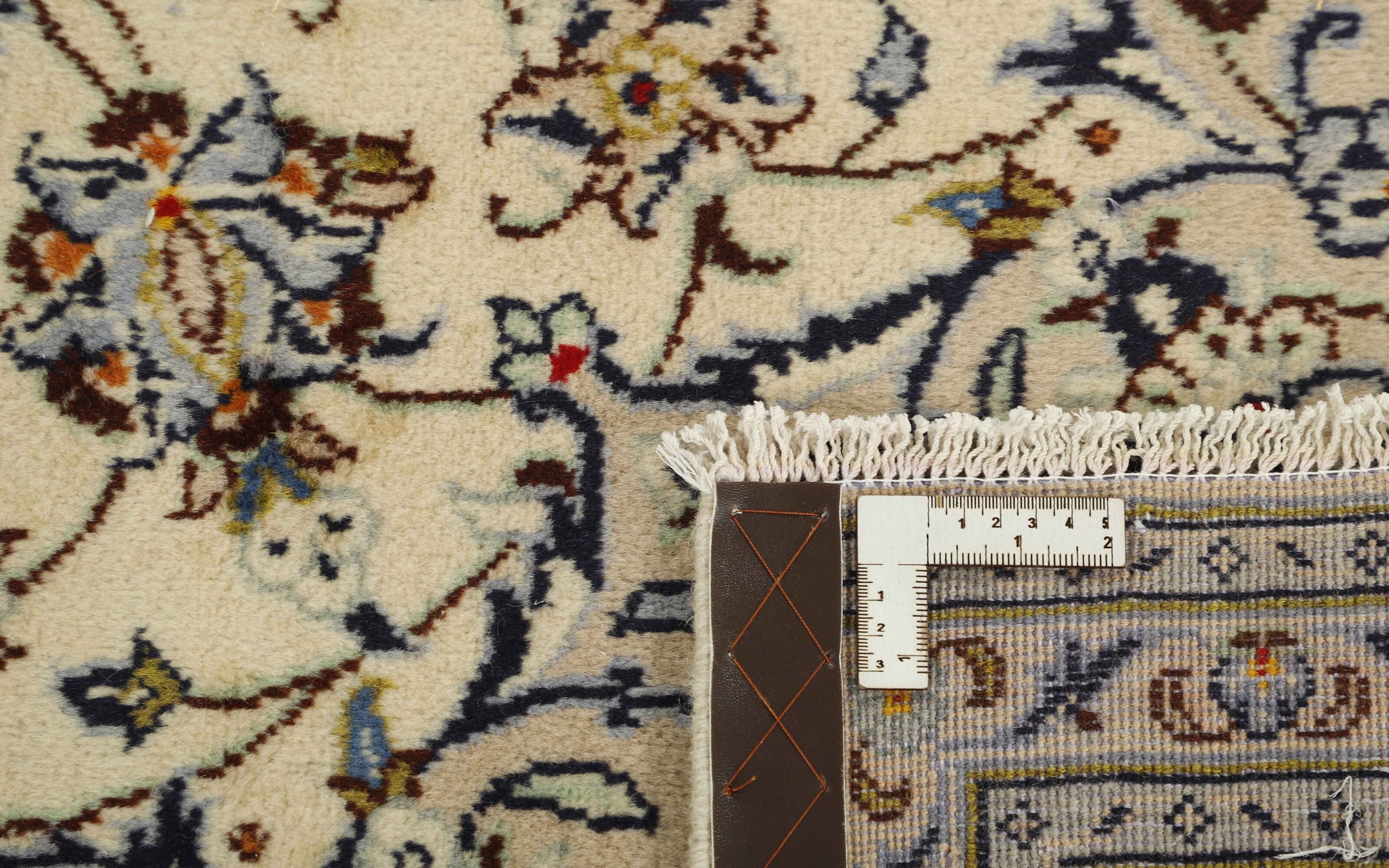 Traditional bordered Keshan rug with cream background