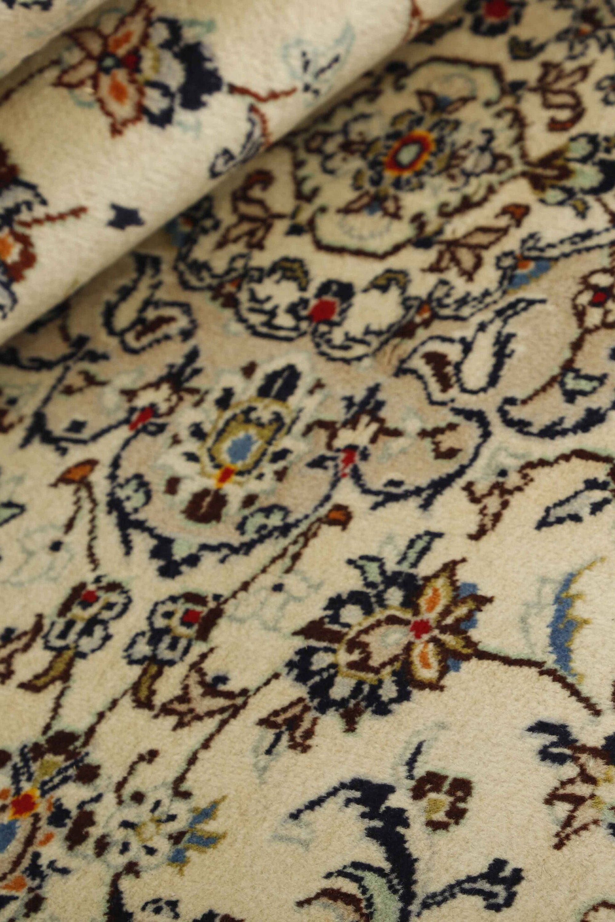 Traditional bordered Keshan rug with cream background