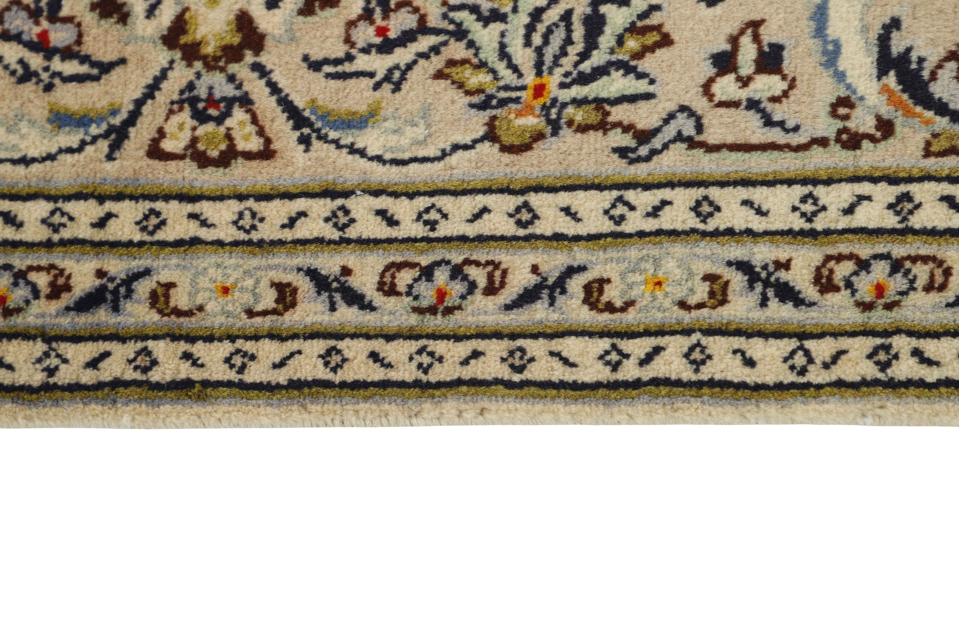 Traditional bordered Keshan rug with cream background