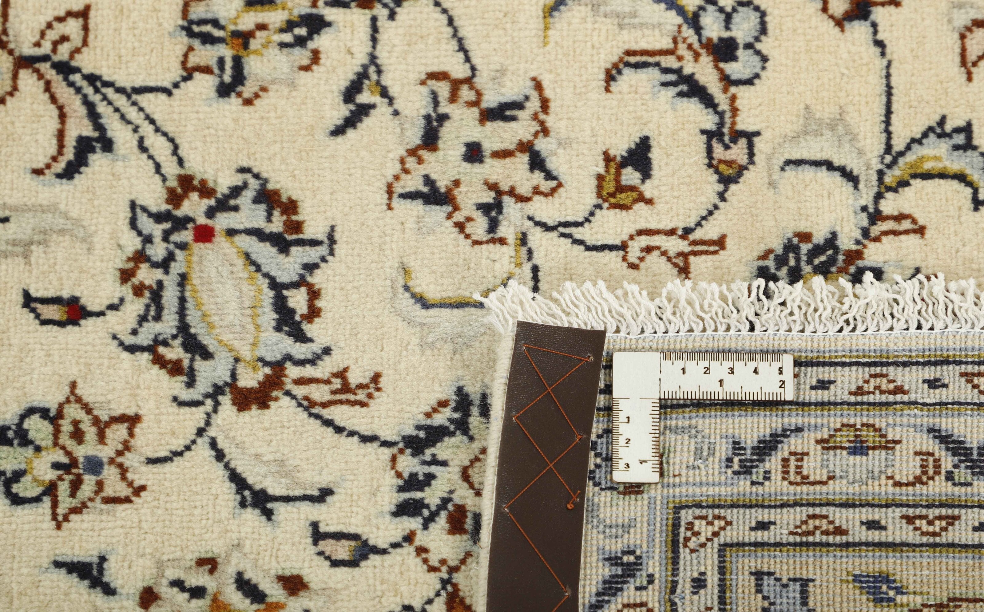 Traditional bordered Keshan rug with cream background