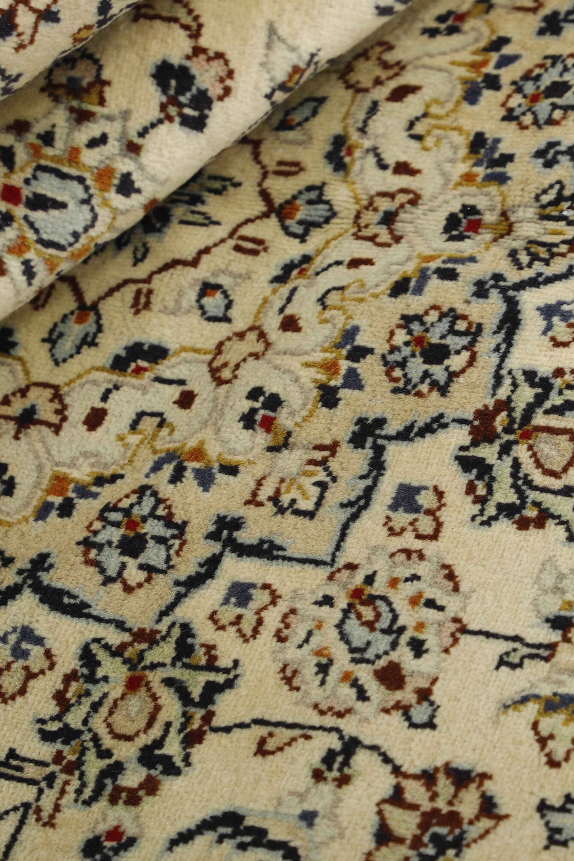Traditional bordered Keshan rug with cream background