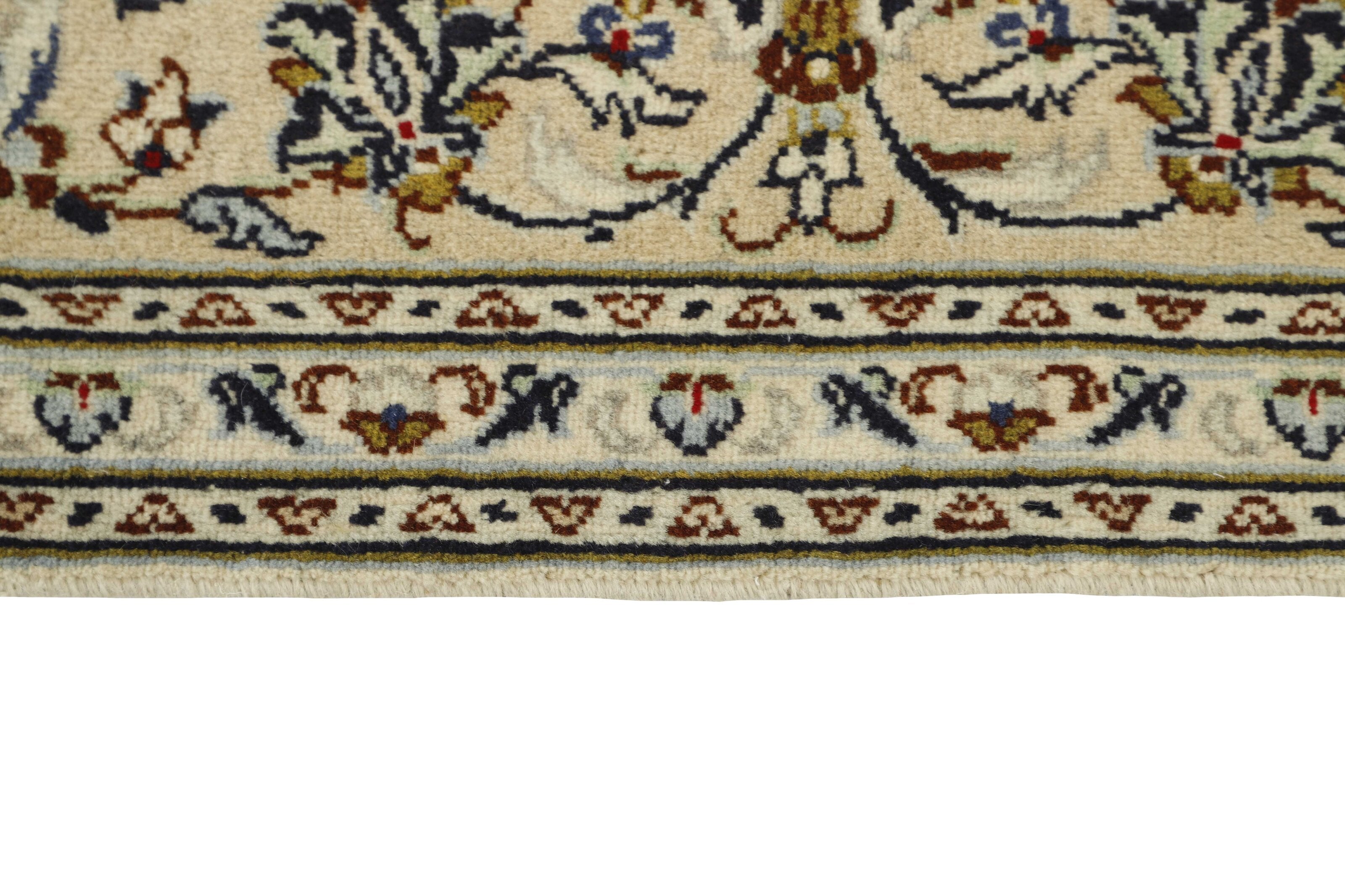 Traditional bordered Keshan rug with cream background