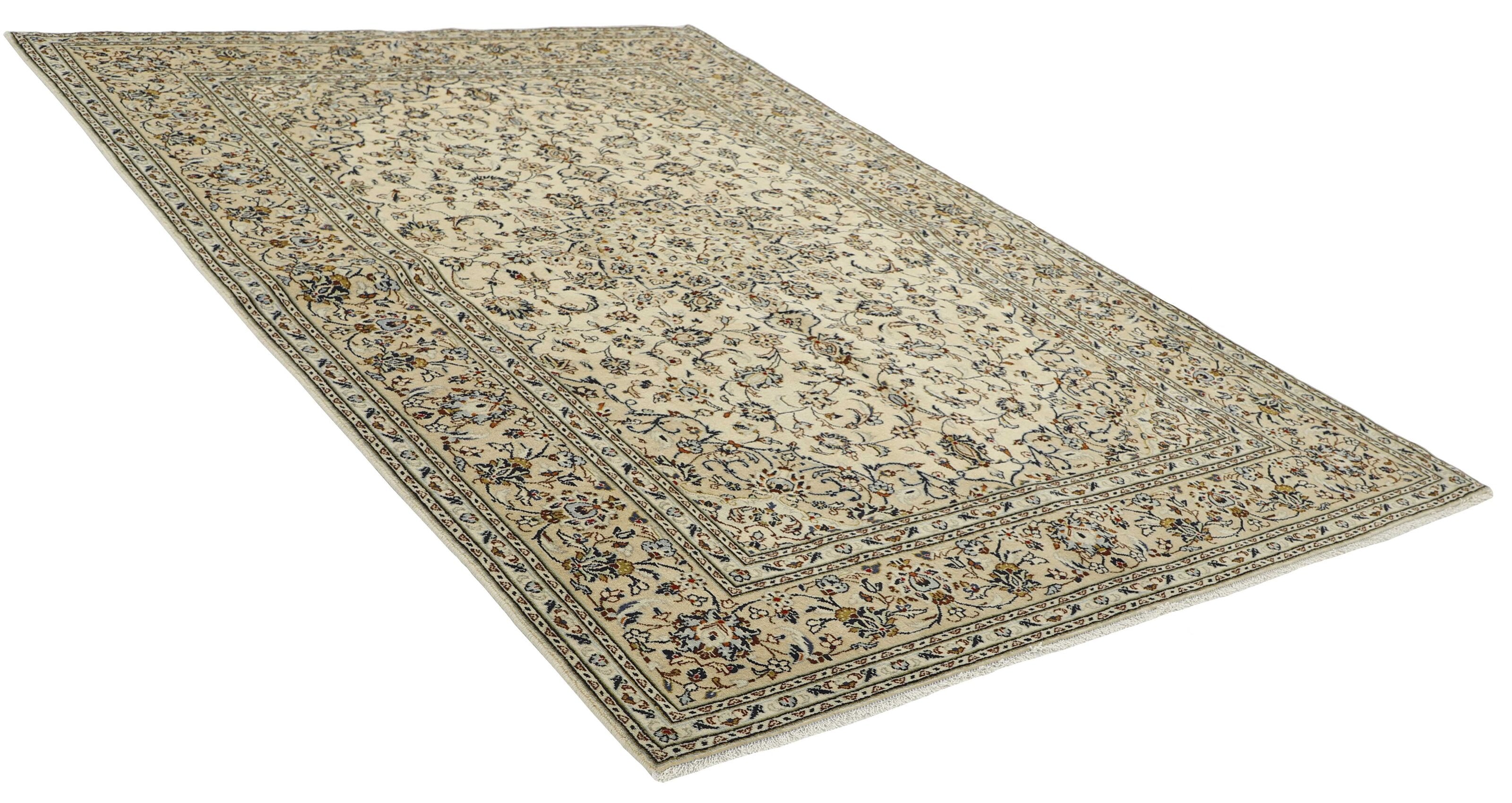 Traditional bordered Keshan rug with cream background