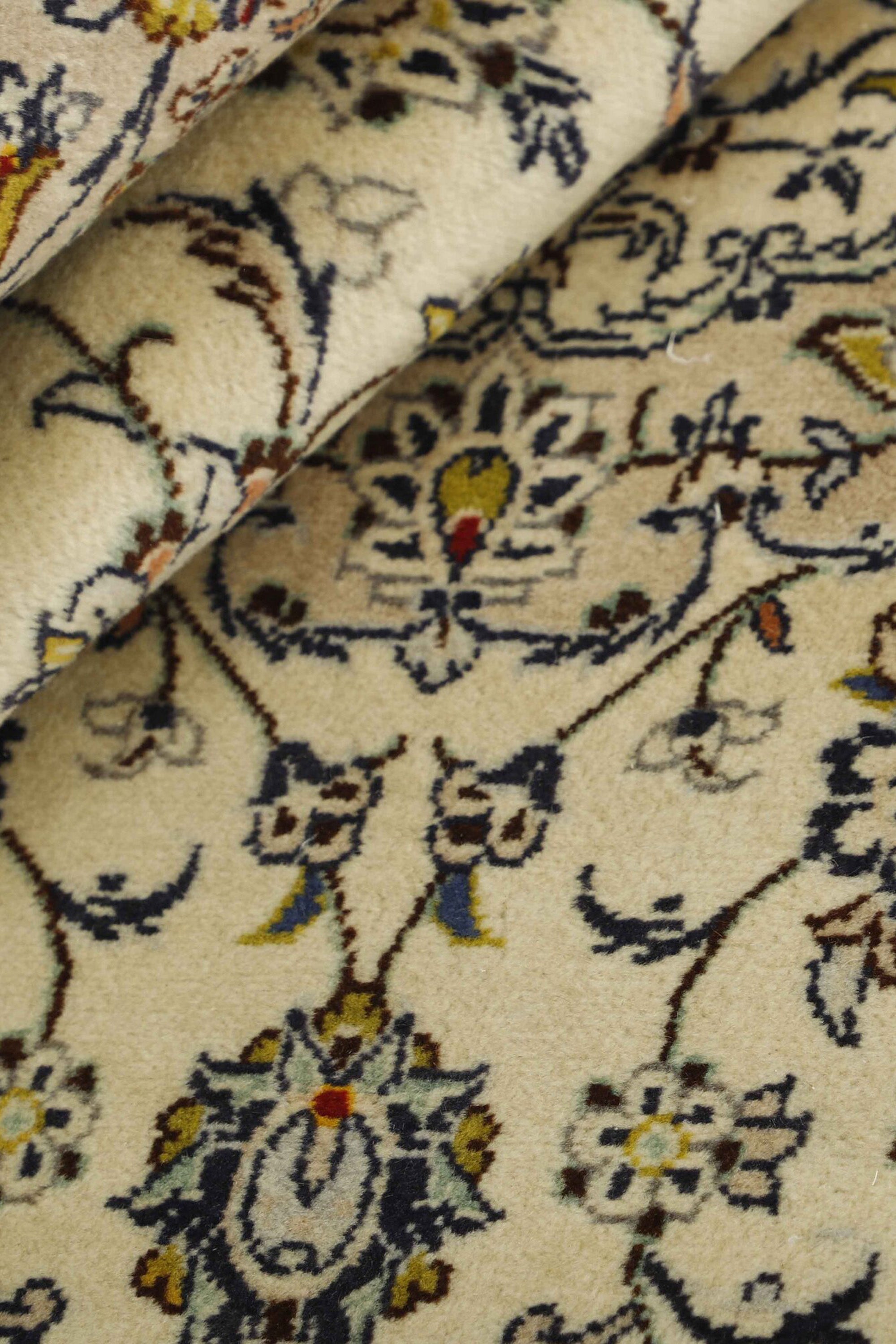 Traditional bordered Keshan rug with cream background