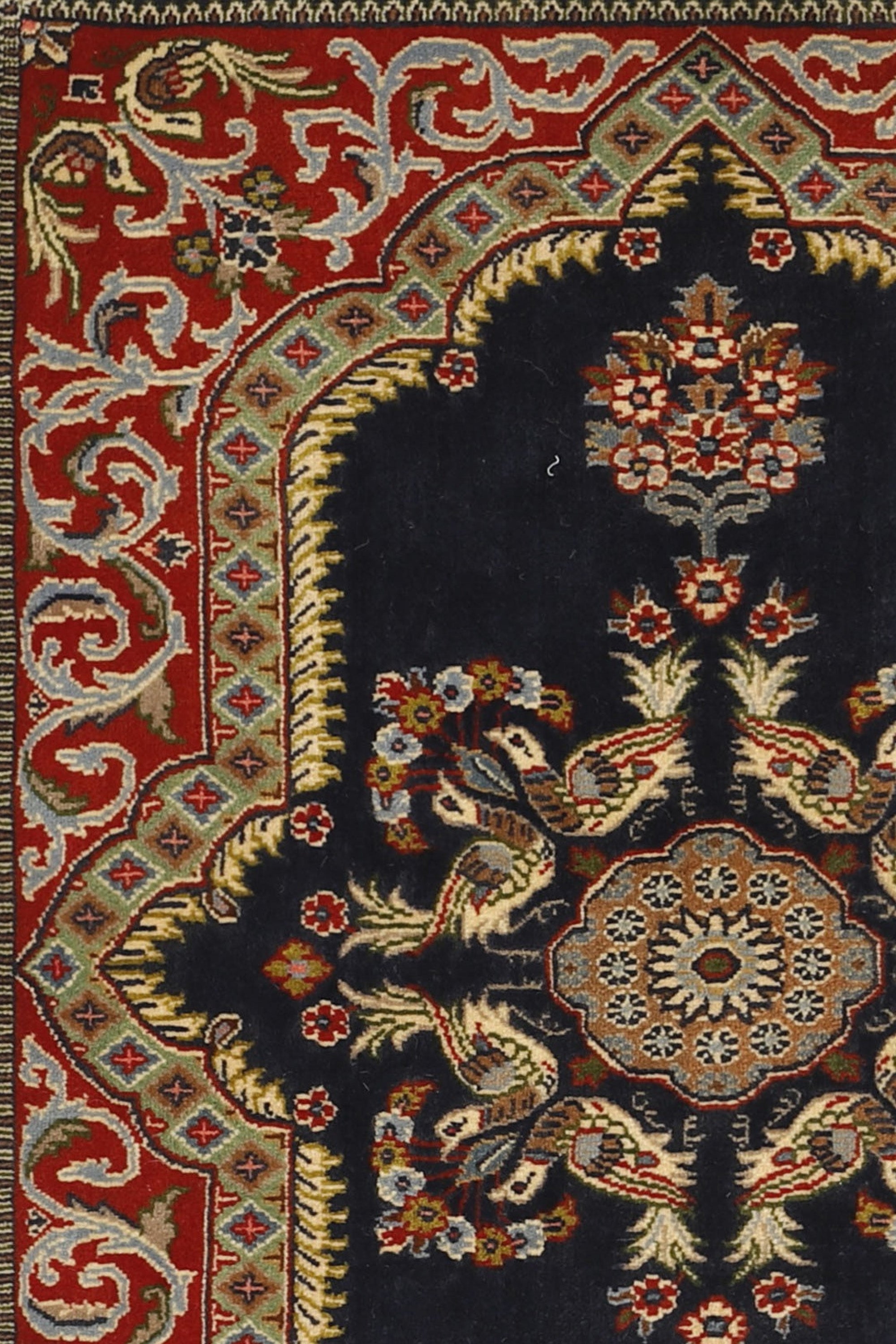 Traditional bordered Keshan rug with red background
