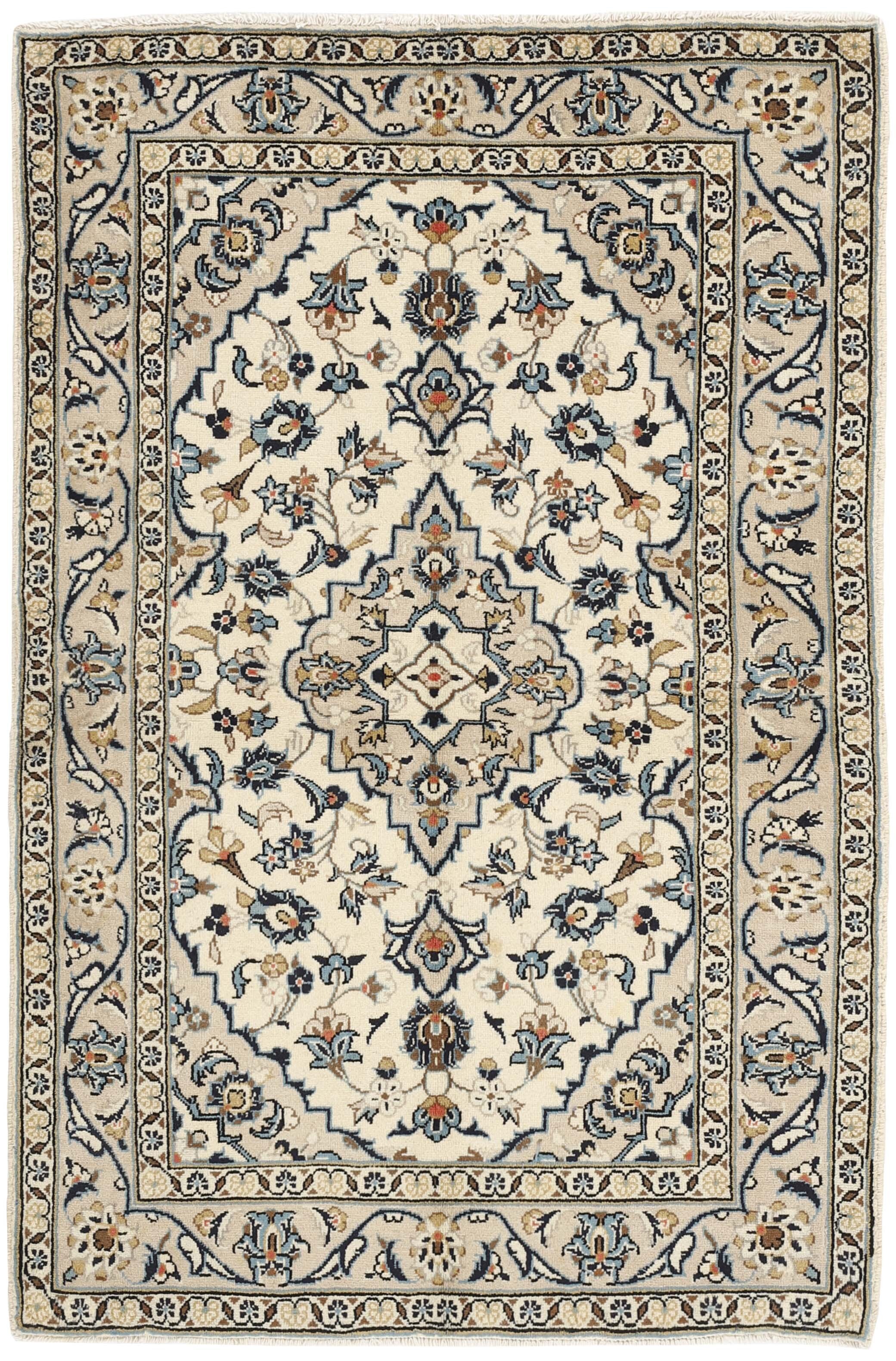 Traditional bordered Keshan rug with cream background