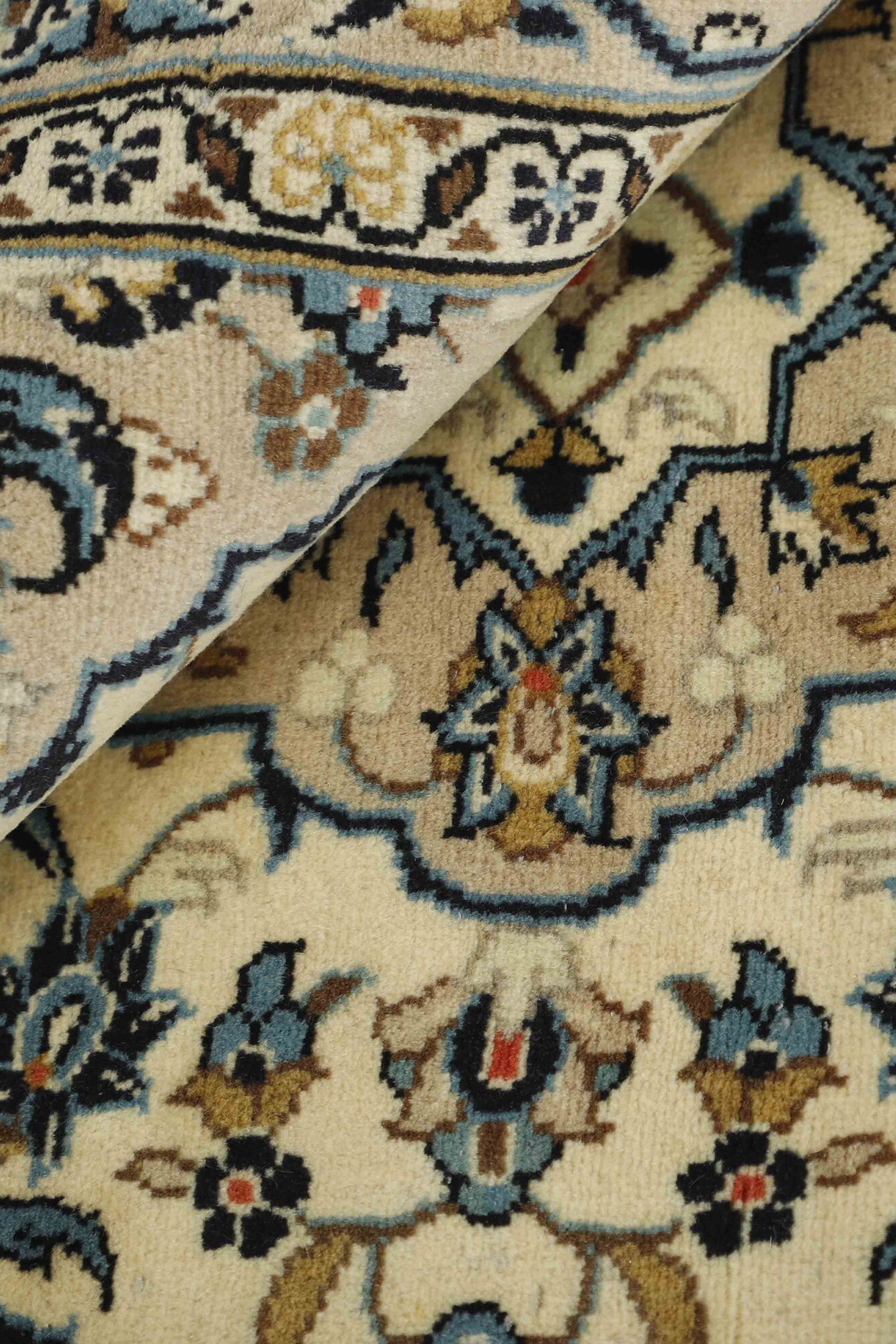 Traditional bordered Keshan rug with cream background