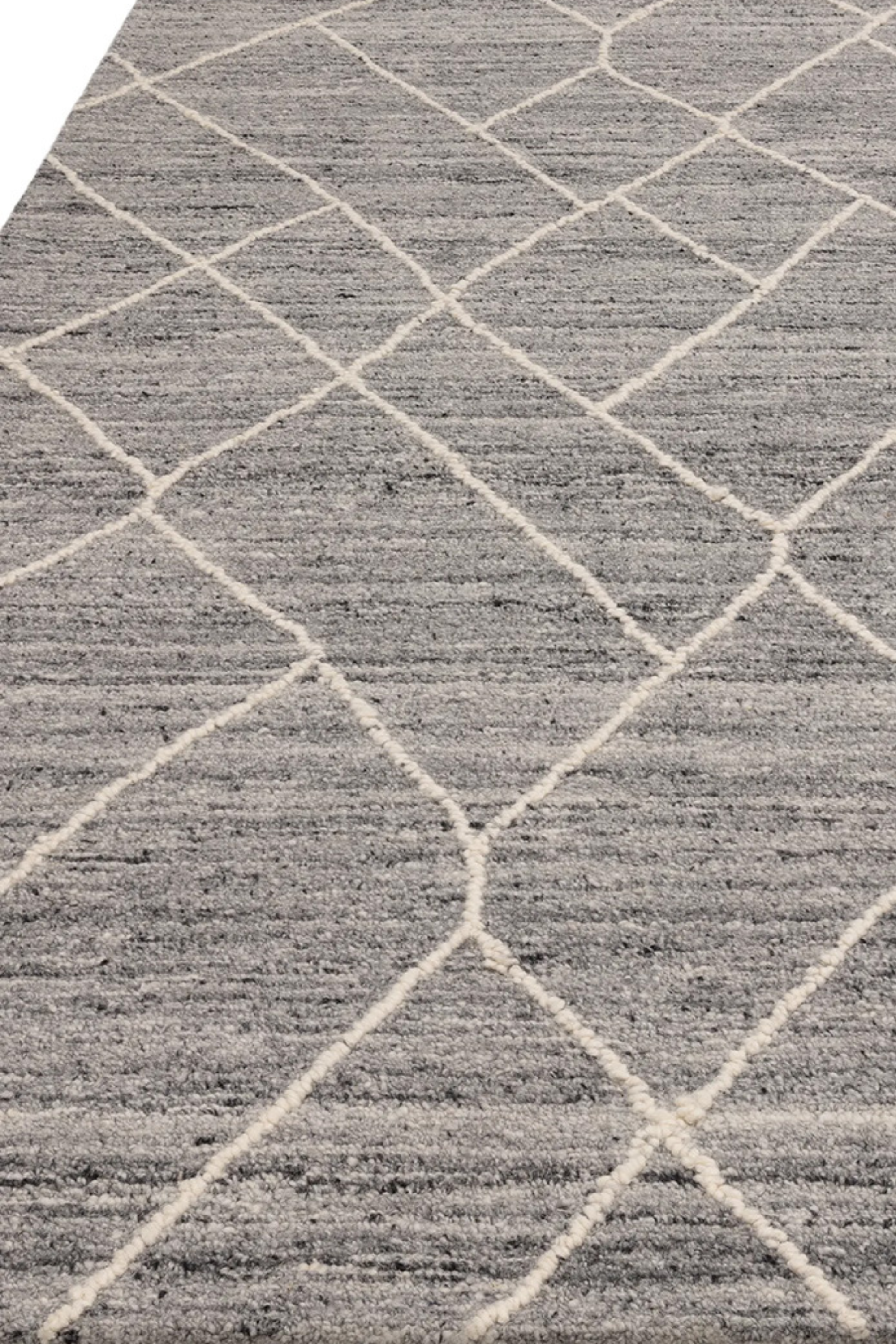 Grey wool rug with geometric pattern and heathered texture