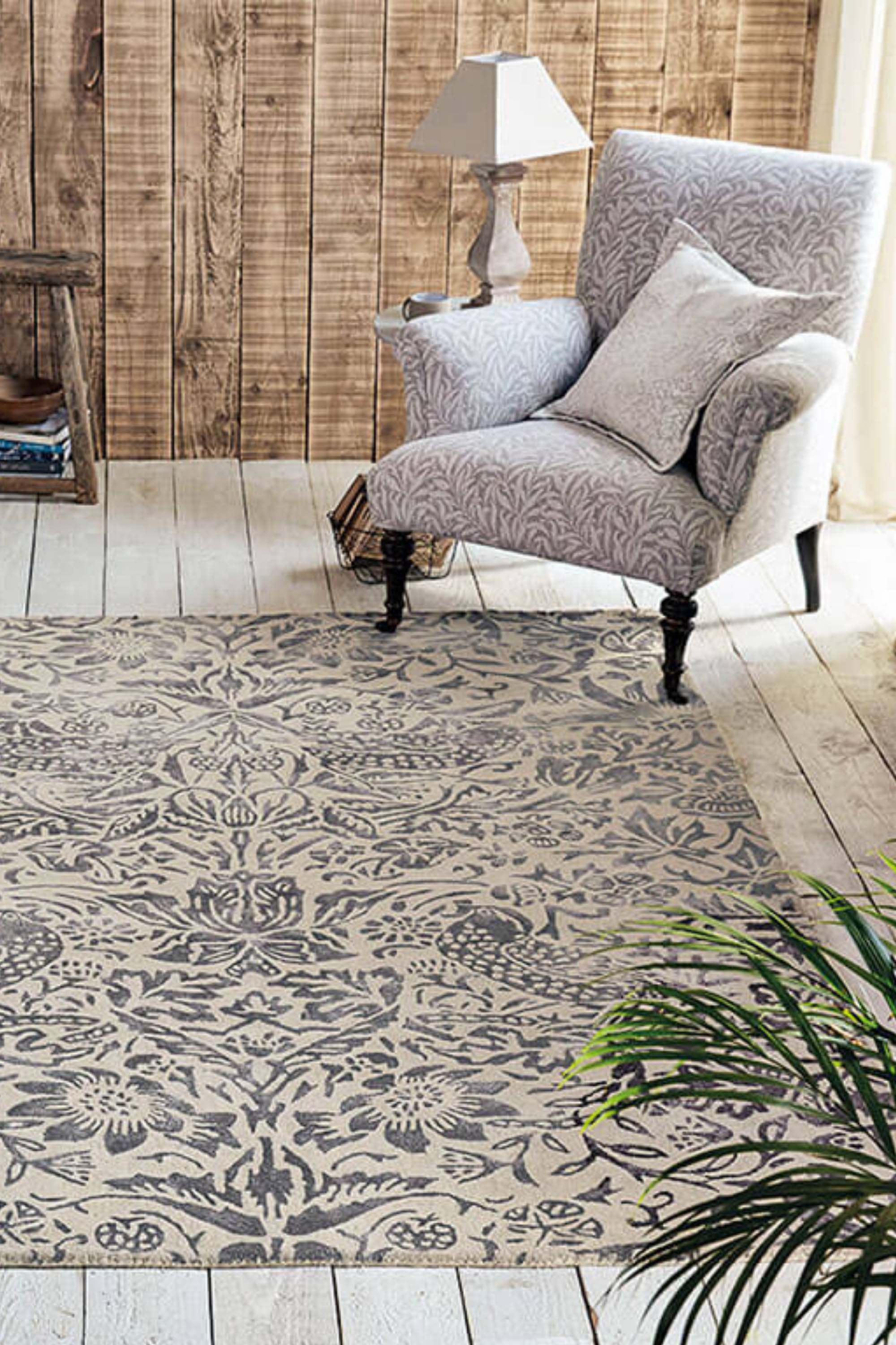 Wool rug with floral bird design in grey and ivory white