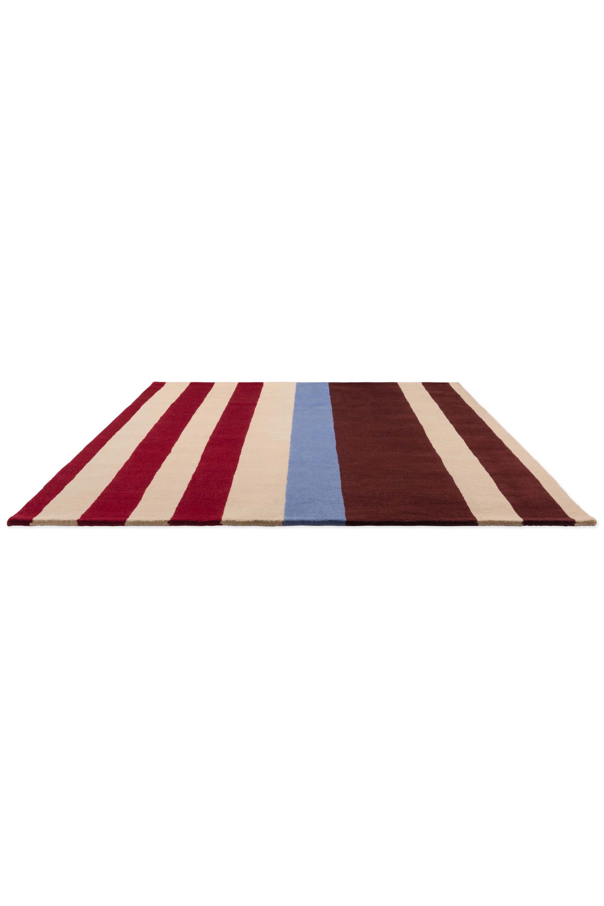Geometric rug with multicolour linear pattern