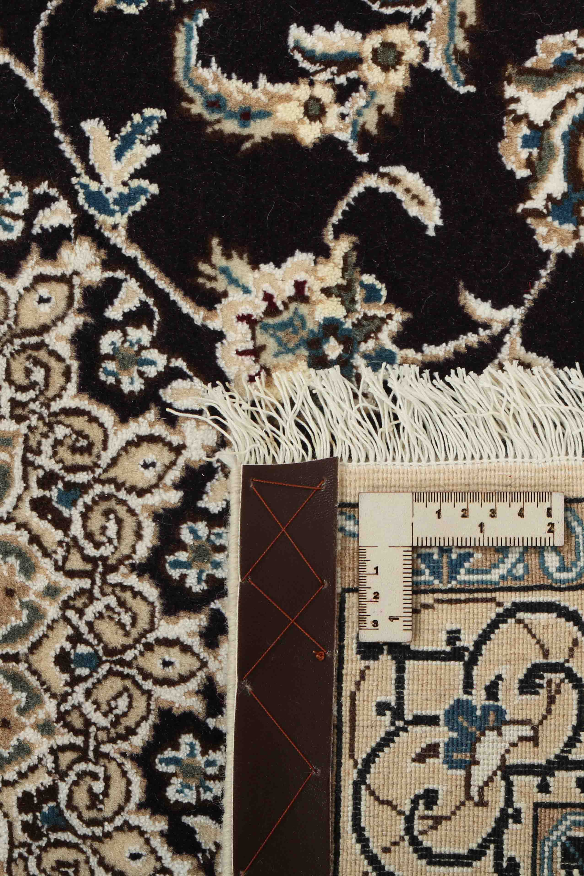 Traditional luxury Nain 9 LA rug in with black centre medallion