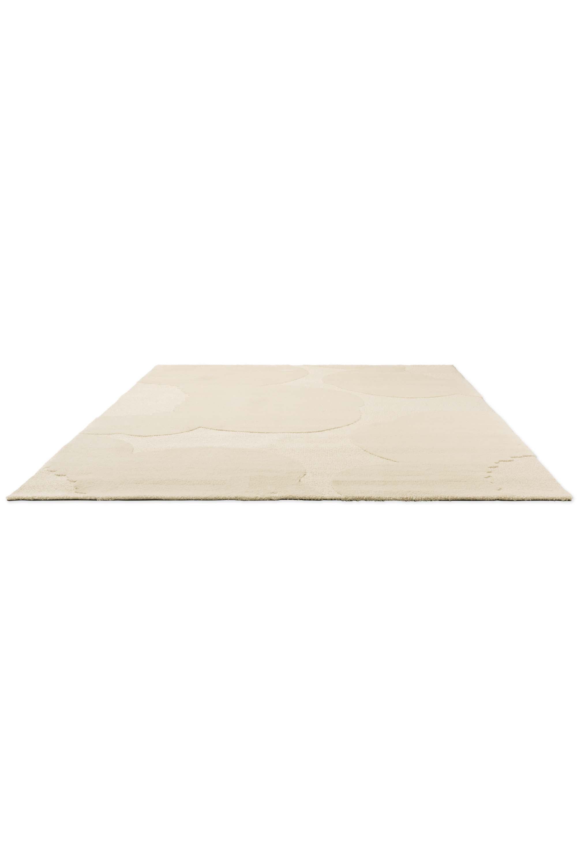 Plain rug with cream floral pattern