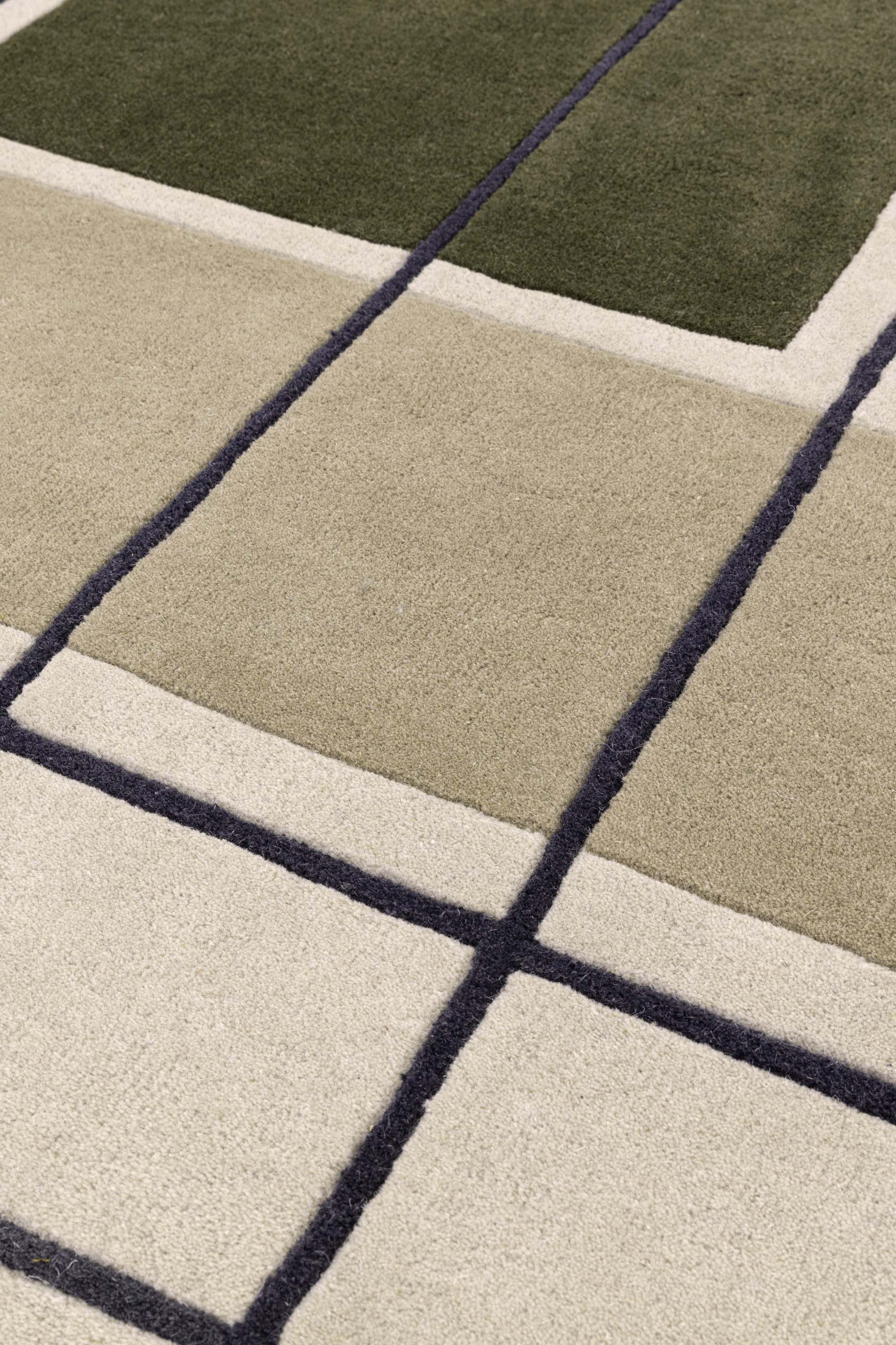 Geometric wool rug featuring a multicolour pattern