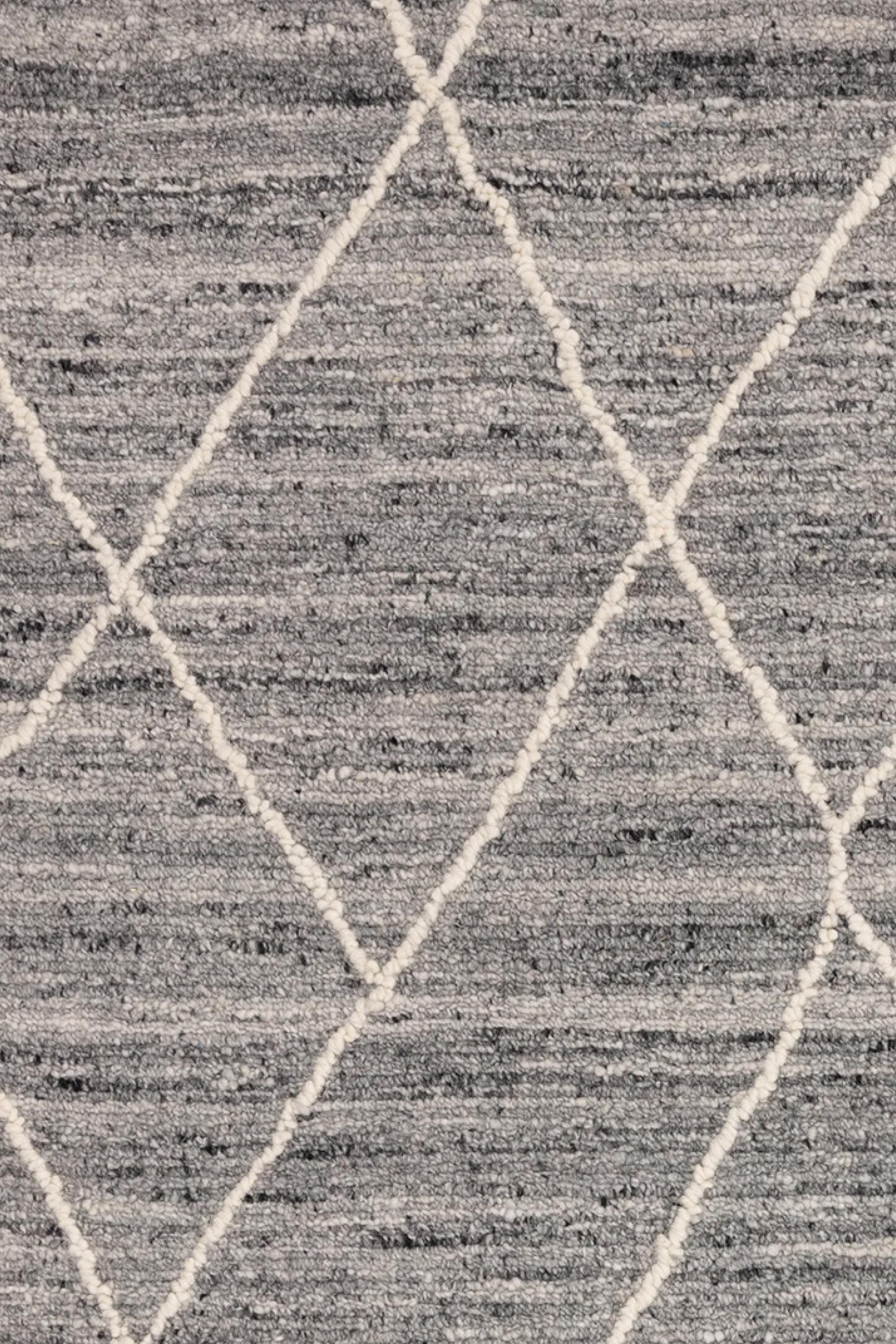 Grey wool rug with geometric pattern and heathered texture