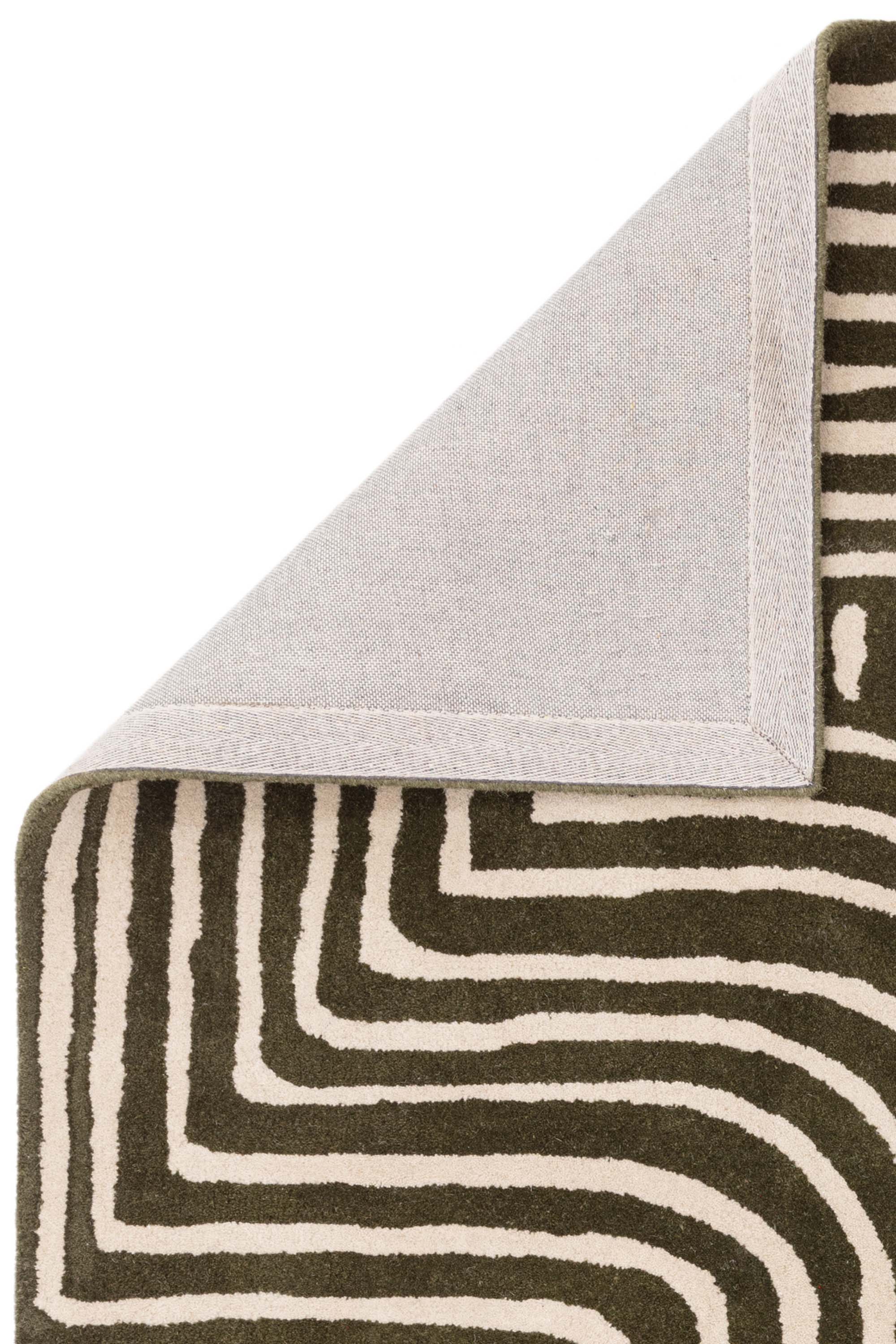 Geometric wool rug featuring a multicolour pattern