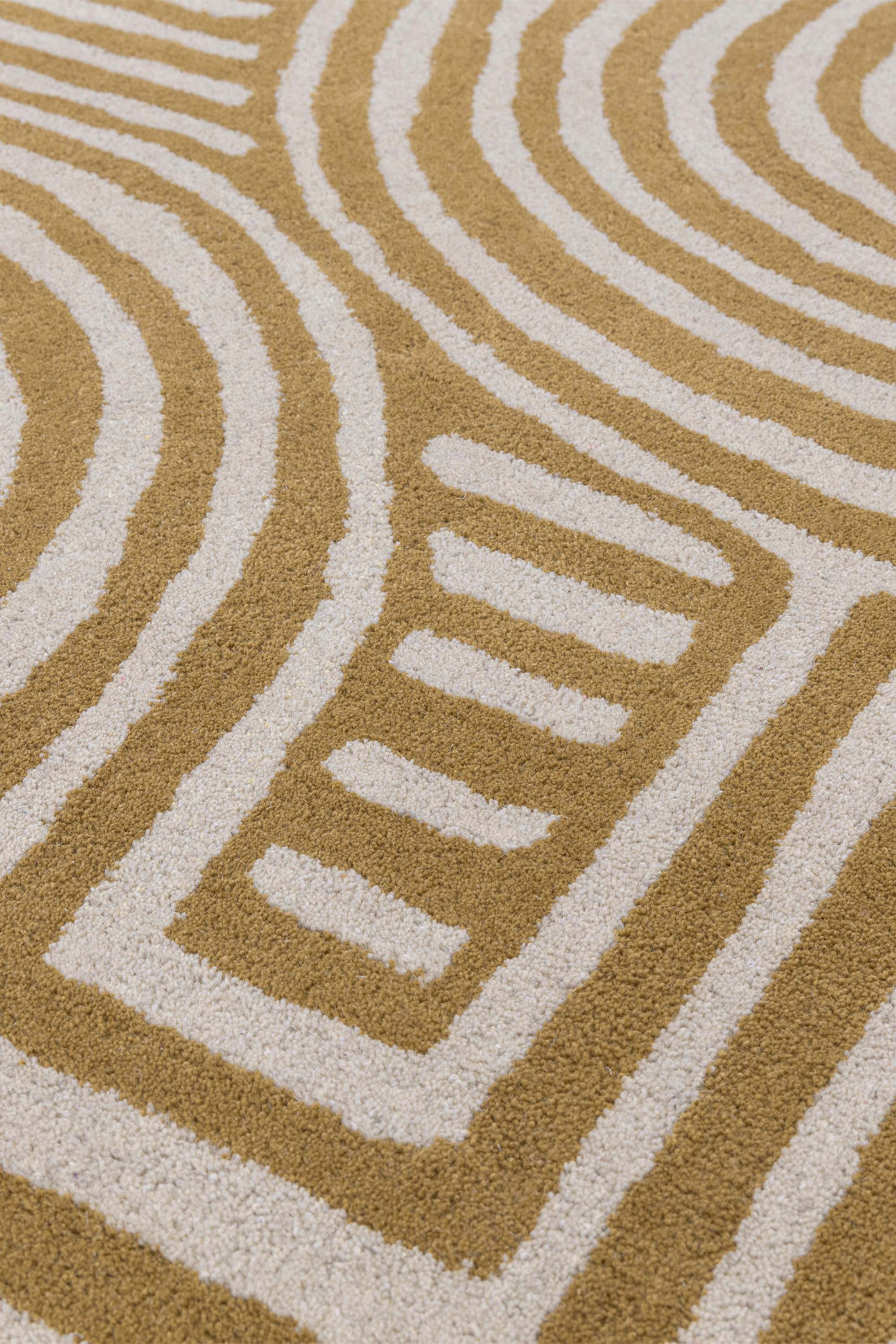 Geometric wool rug featuring a multicolour pattern