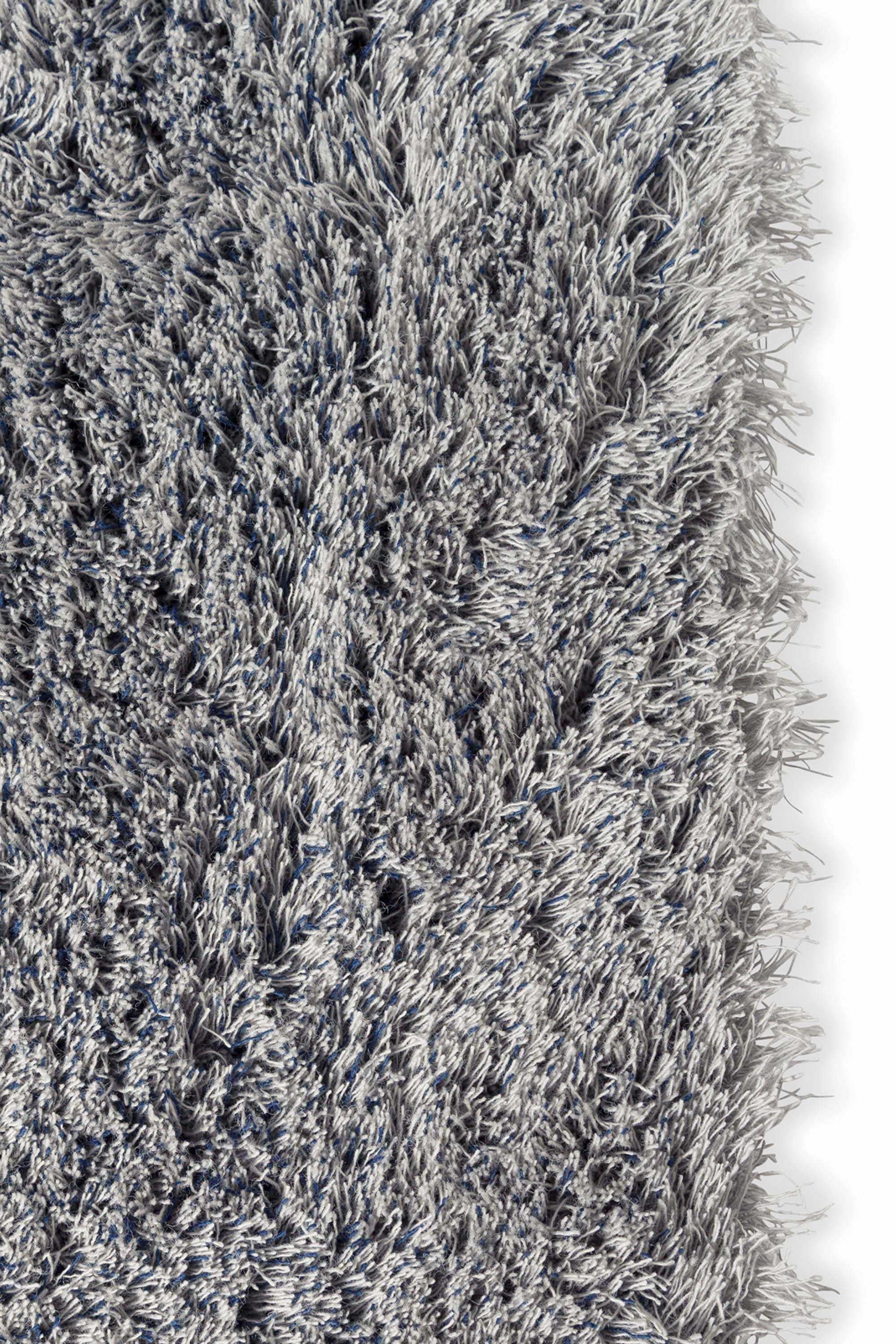 Plain blue rug with shaggy pile