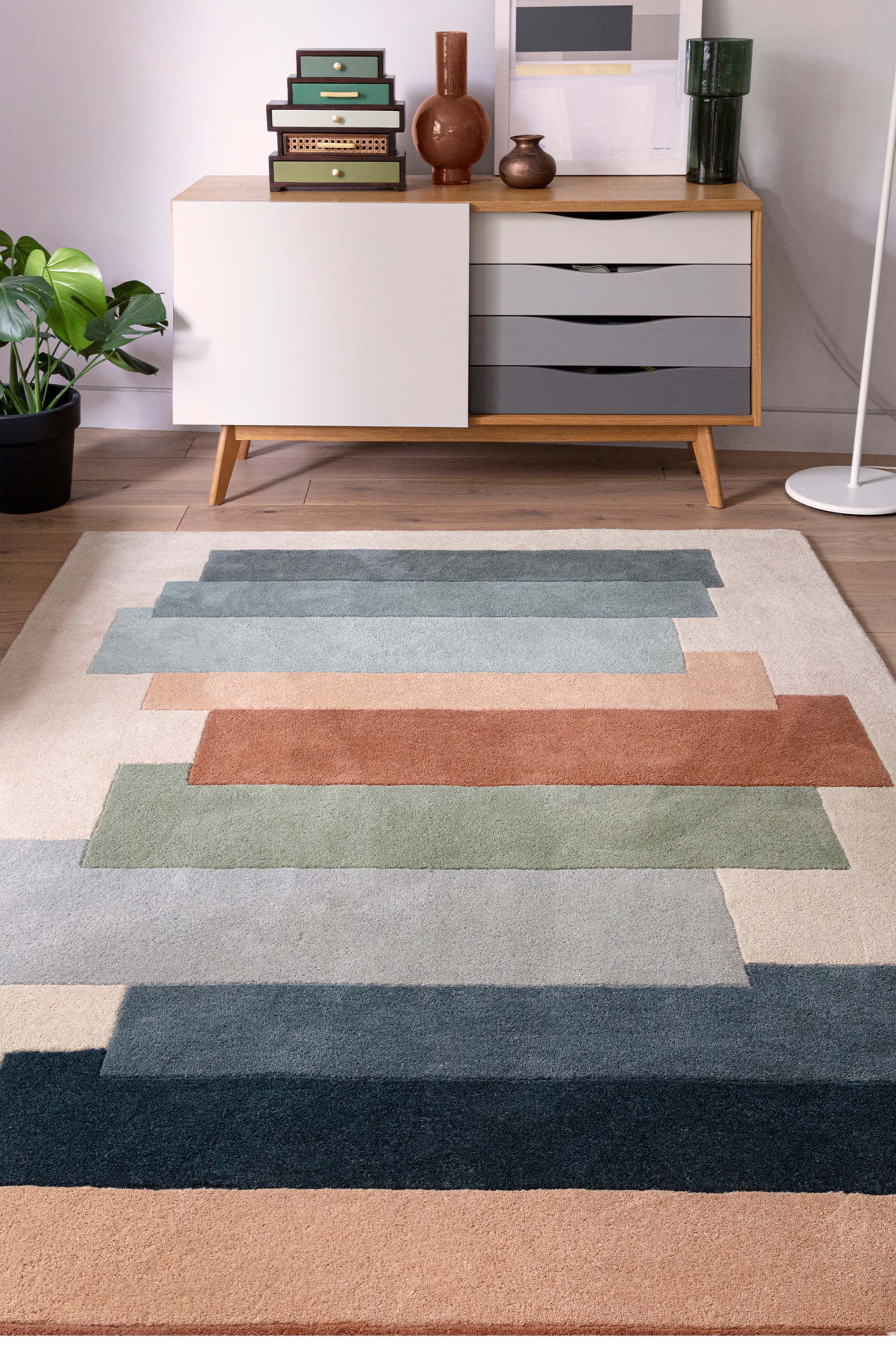 Geometric wool rug featuring a multicolour pattern