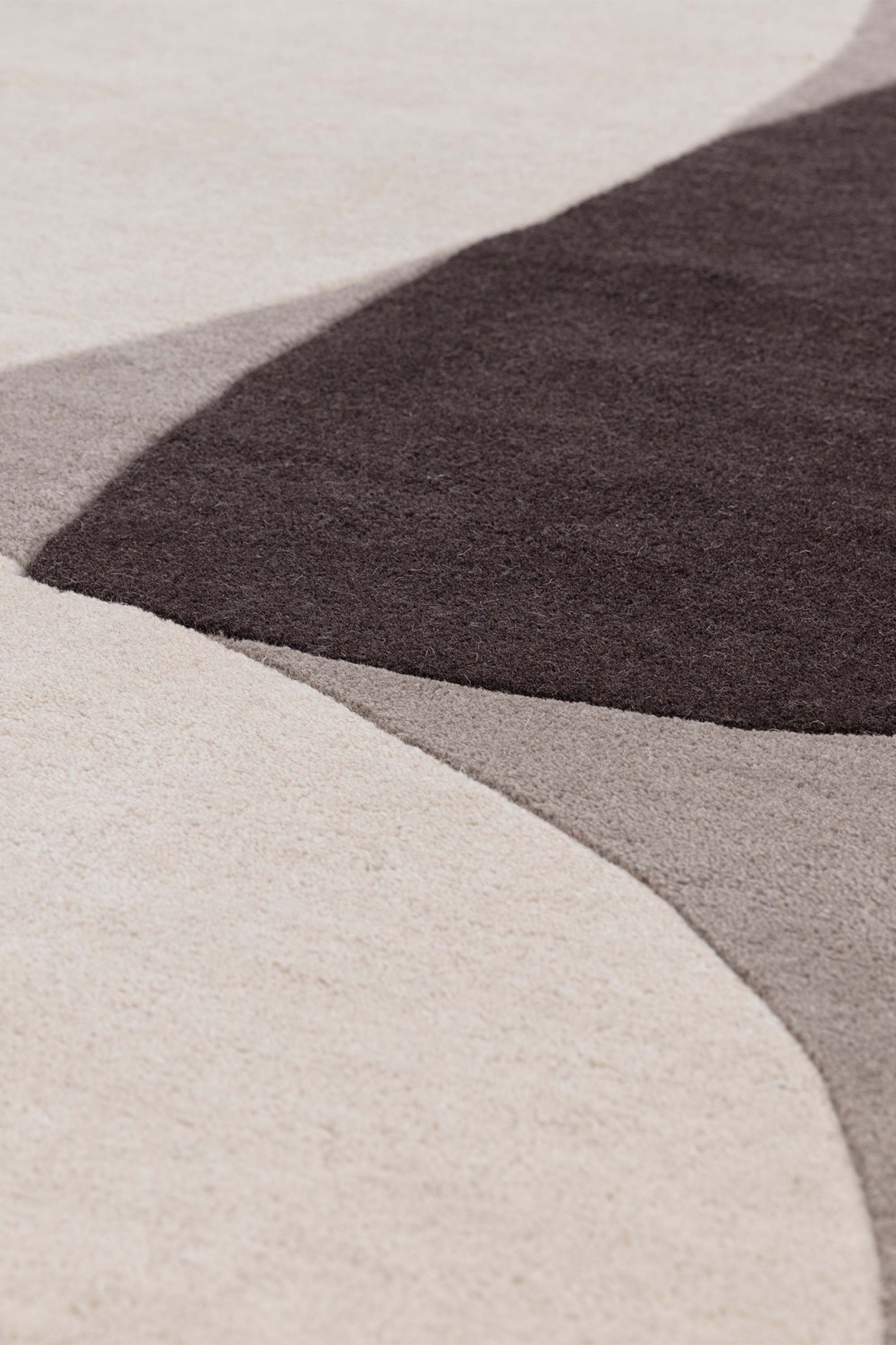 Abstract wool rug featuring a multicolour pattern