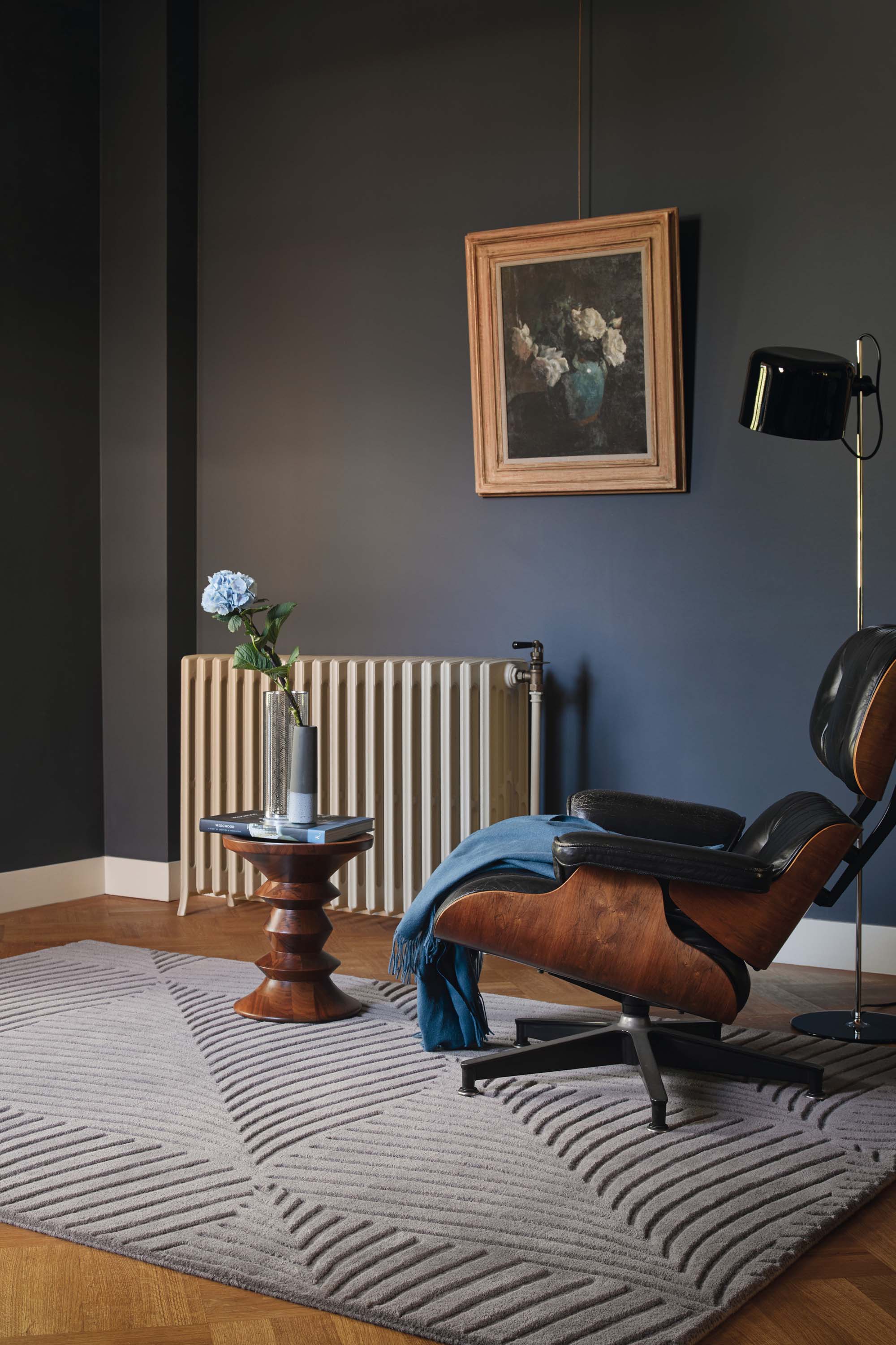 Rectangular grey rug with engraved leaf pattern