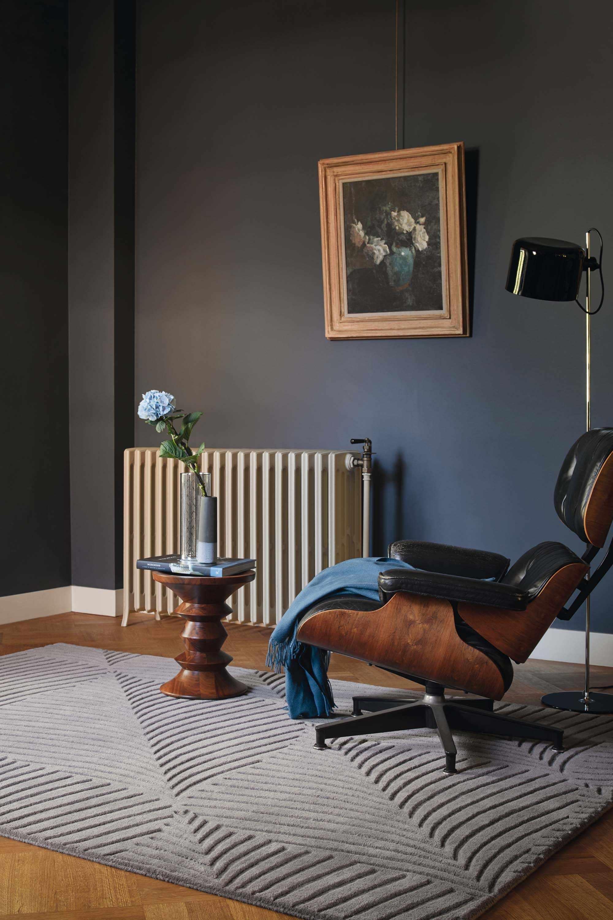 Rectangular grey rug with engraved leaf pattern