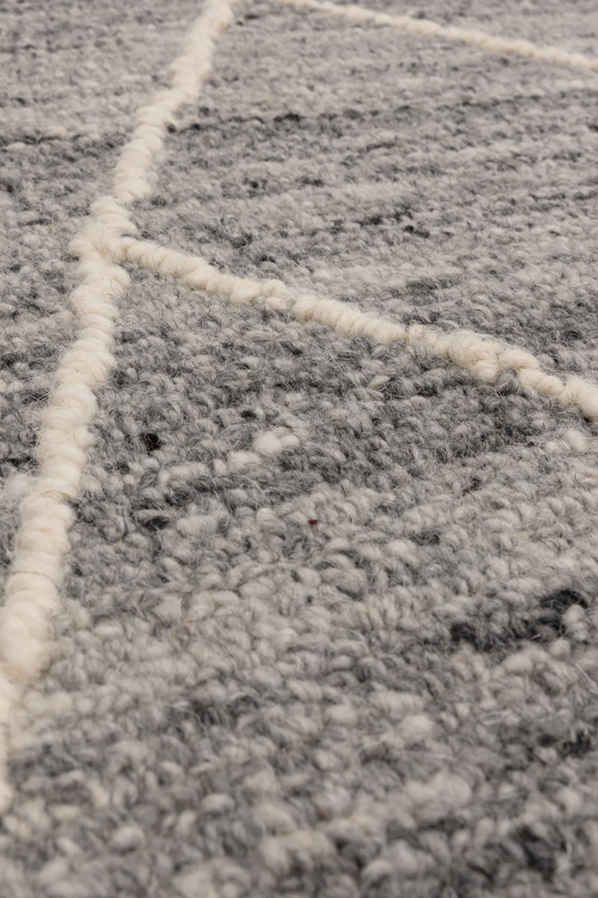 Grey wool rug with geometric pattern and heathered texture
