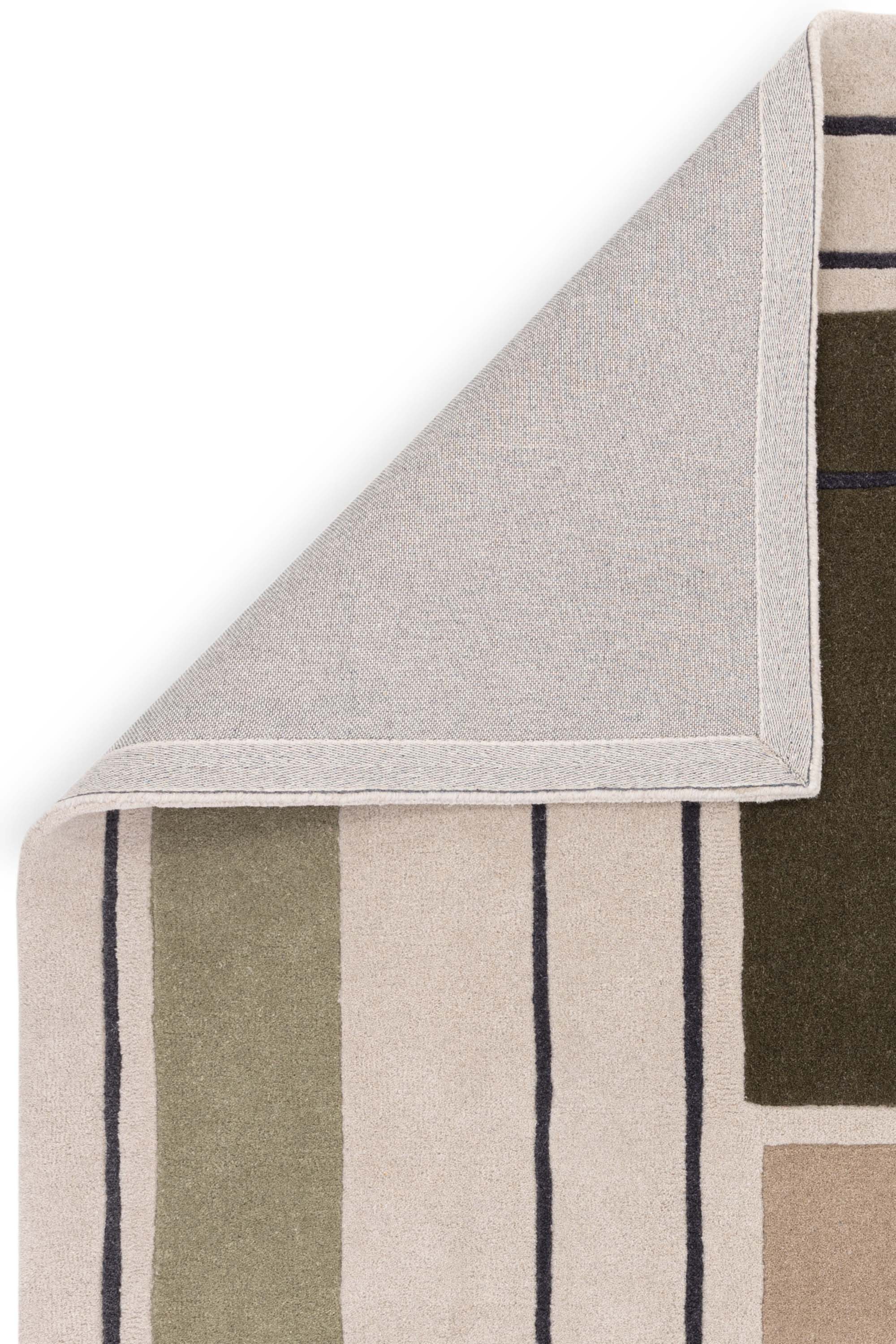 Geometric wool rug featuring a multicolour pattern