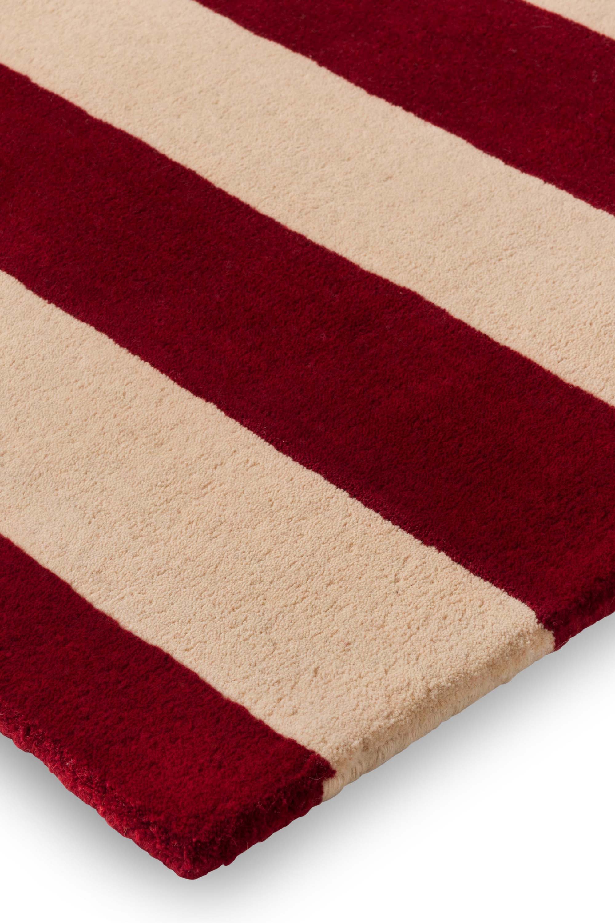 Geometric rug with multicolour linear pattern