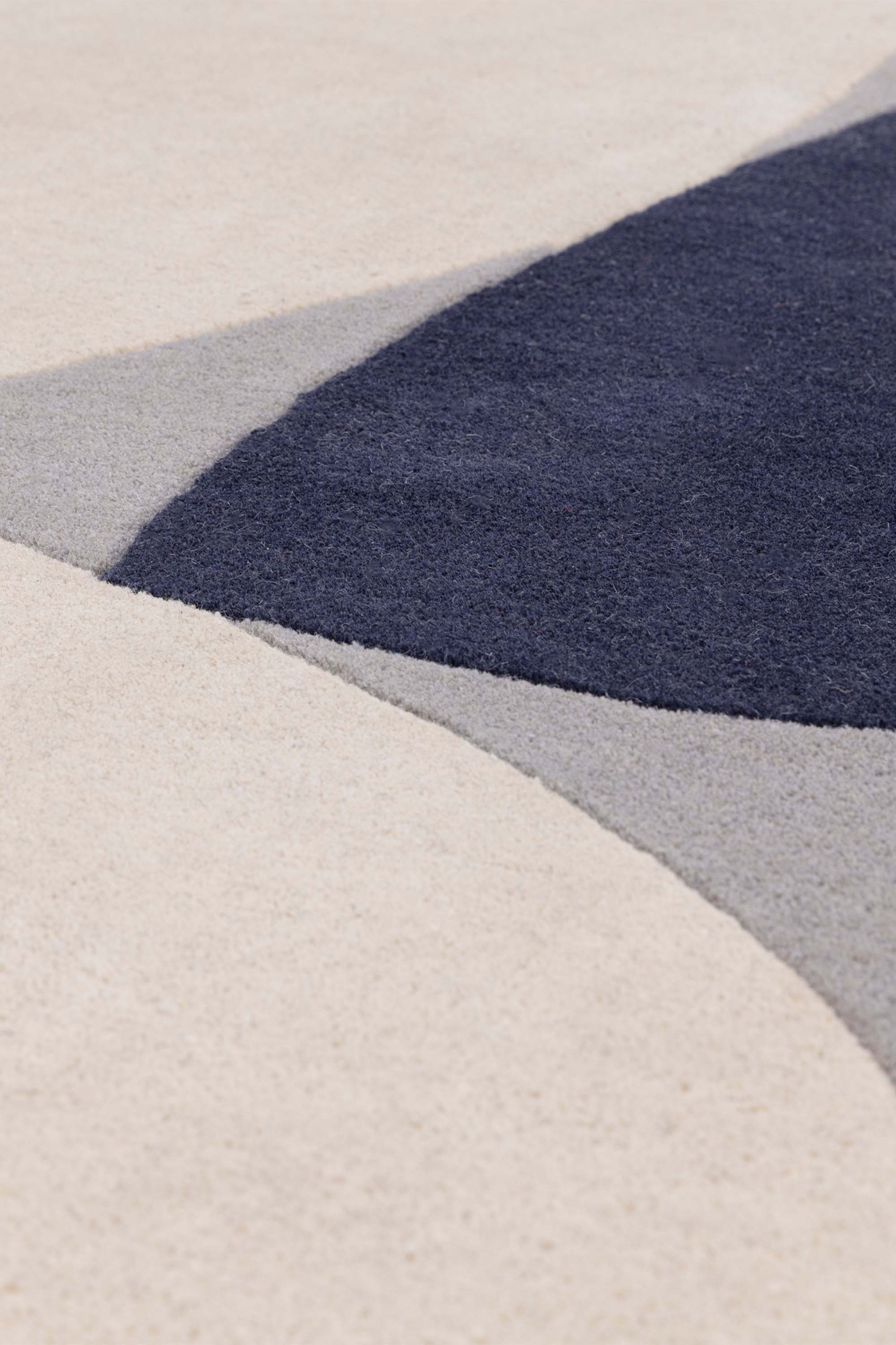 Abstract wool rug featuring a multicolour pattern