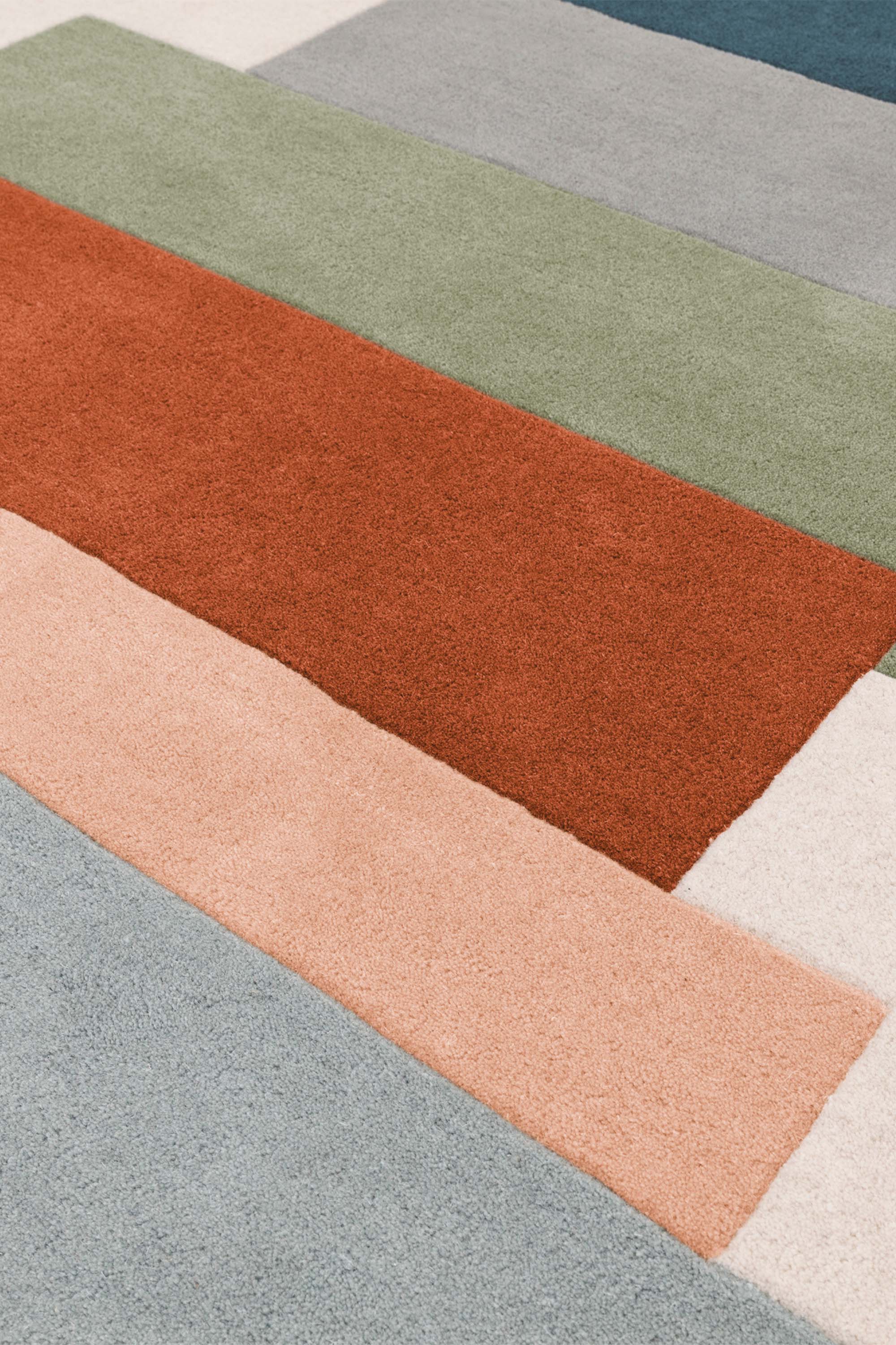 Geometric wool rug featuring a multicolour pattern